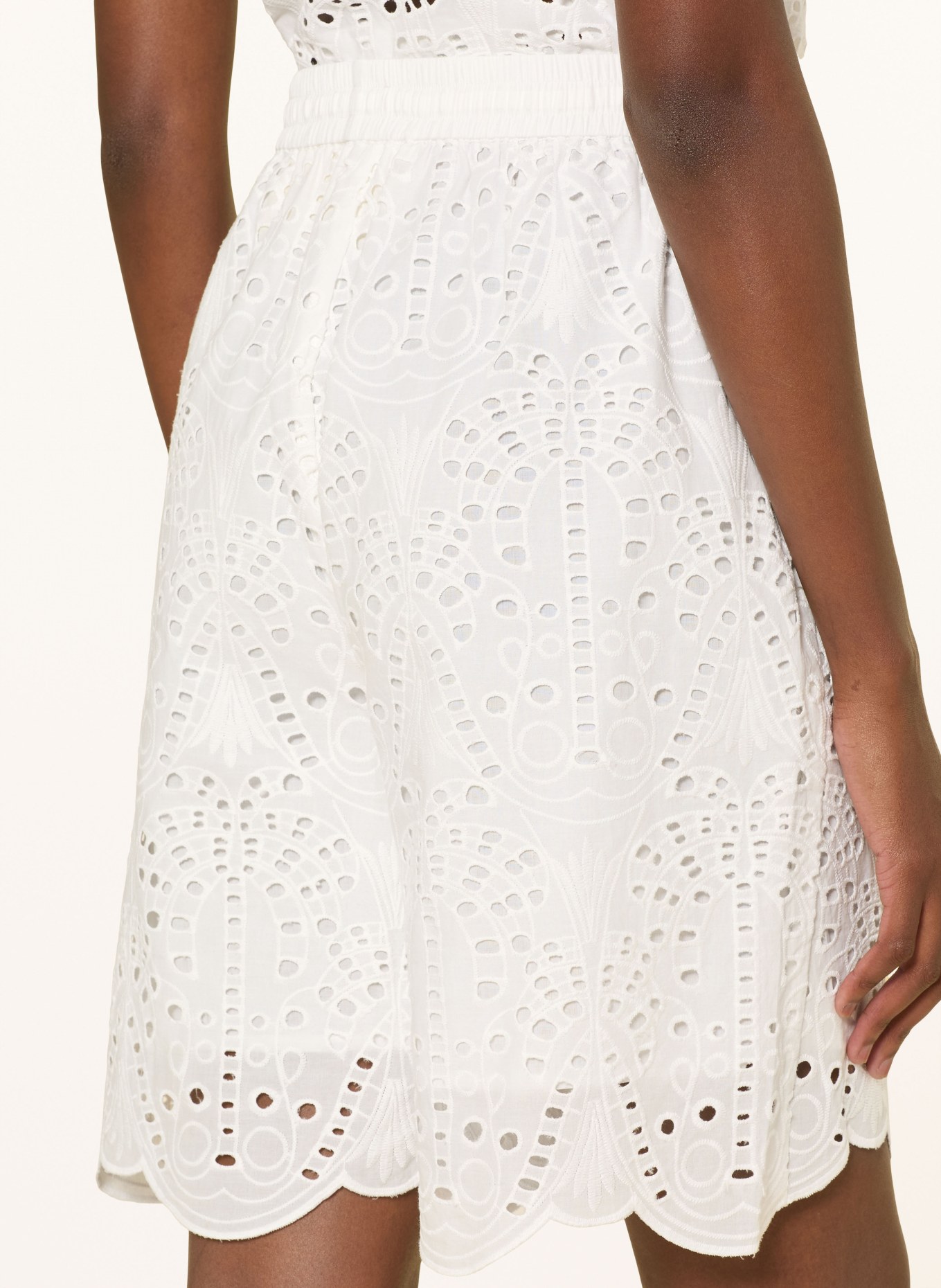 darling harbour Shorts with eyelet lace: WHITE