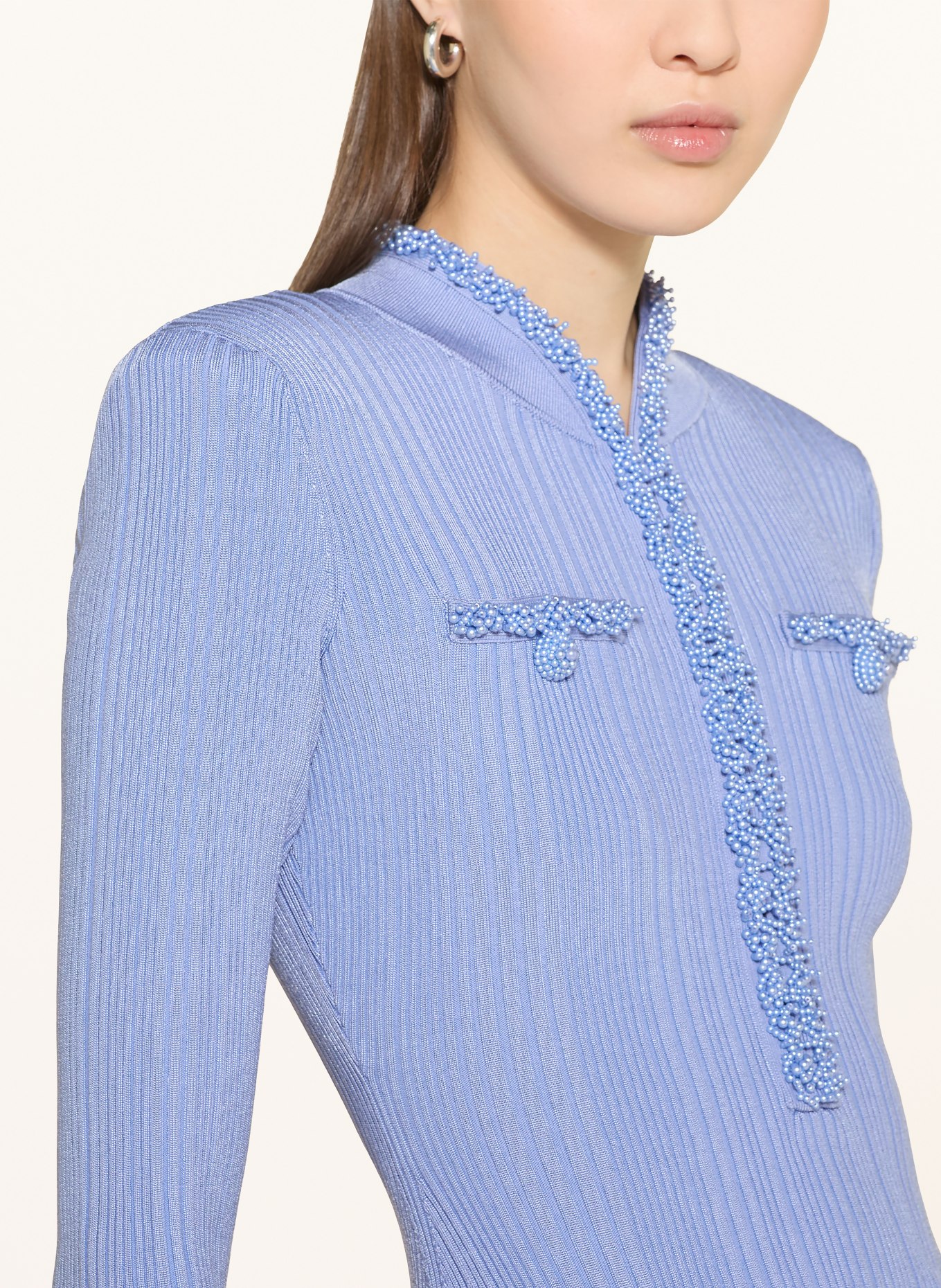 self-portrait Strickkleid mit Schmuckperlen: HELLBLAU