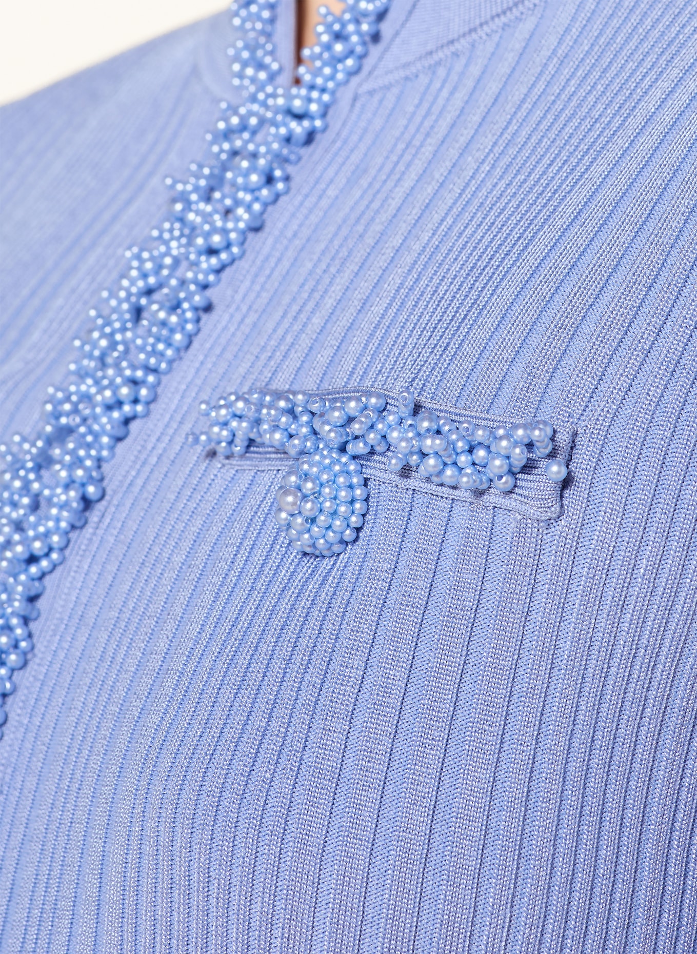 self-portrait Strickkleid mit Schmuckperlen: HELLBLAU