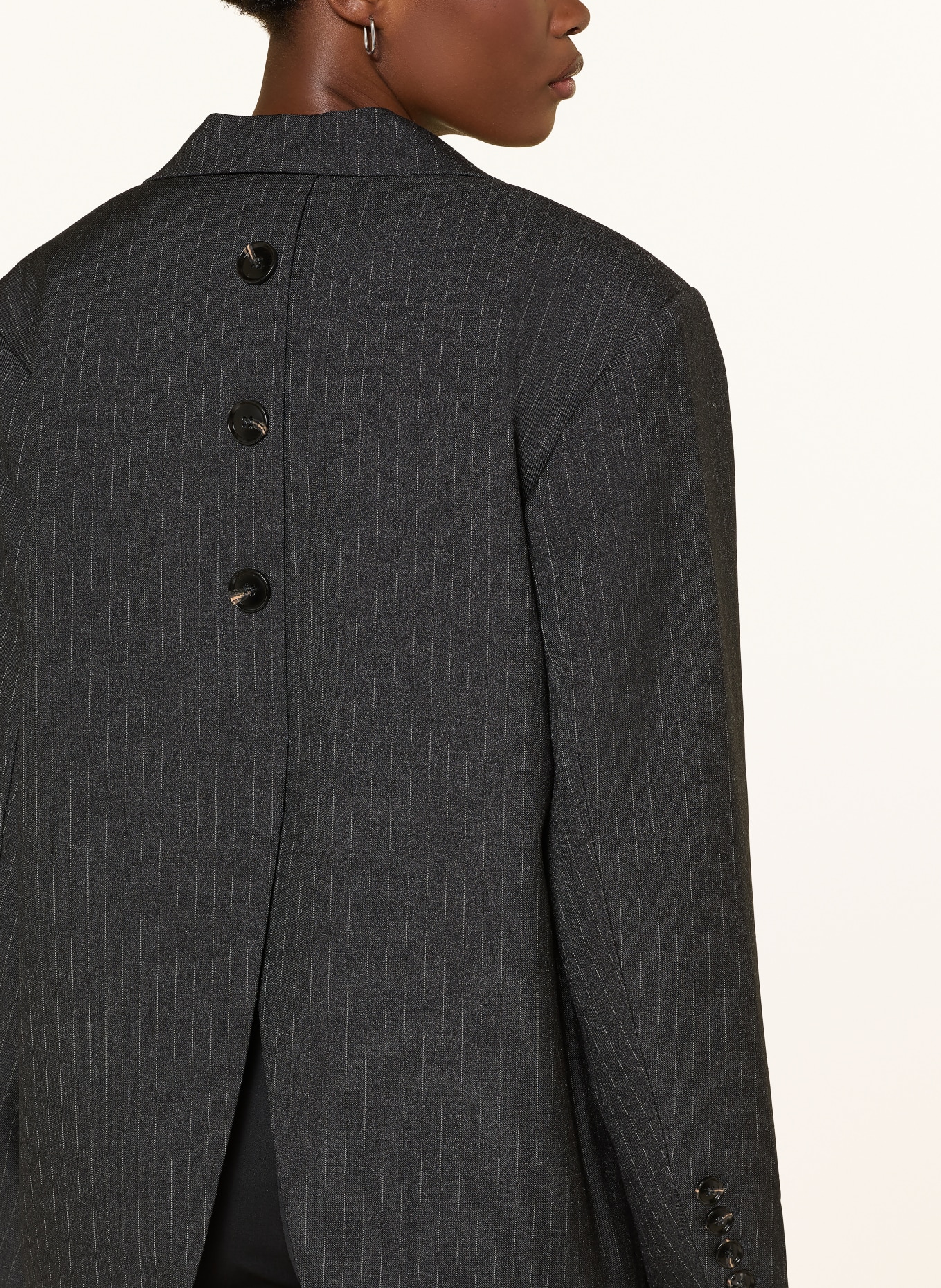 NEO NOIR Dlouhý blejzr MARIELLE: TMAVĚ ŠEDÁ / SVĚTLE ŠEDÁ