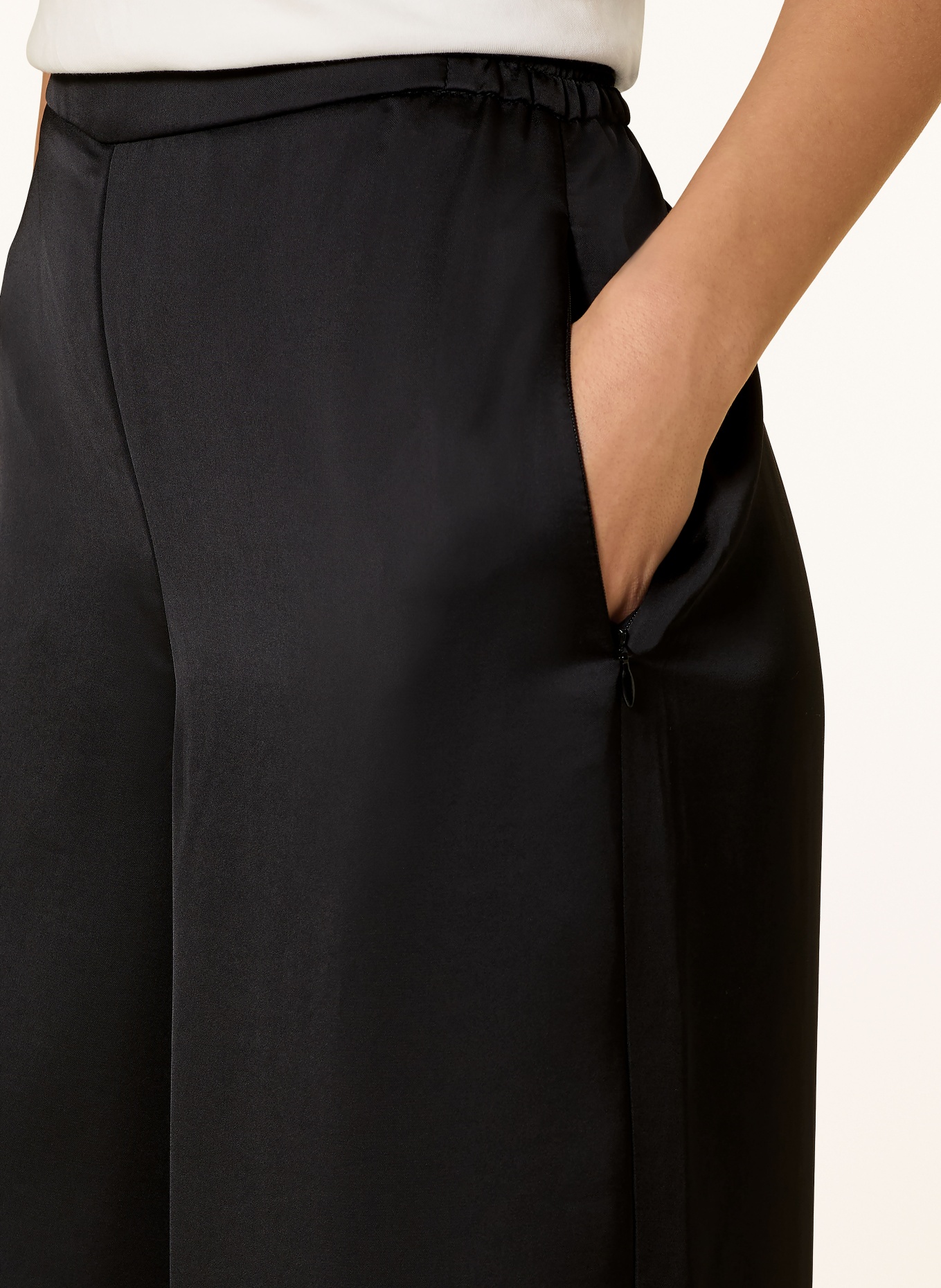 MAC Marlenehose CORALIE aus Satin: SCHWARZ