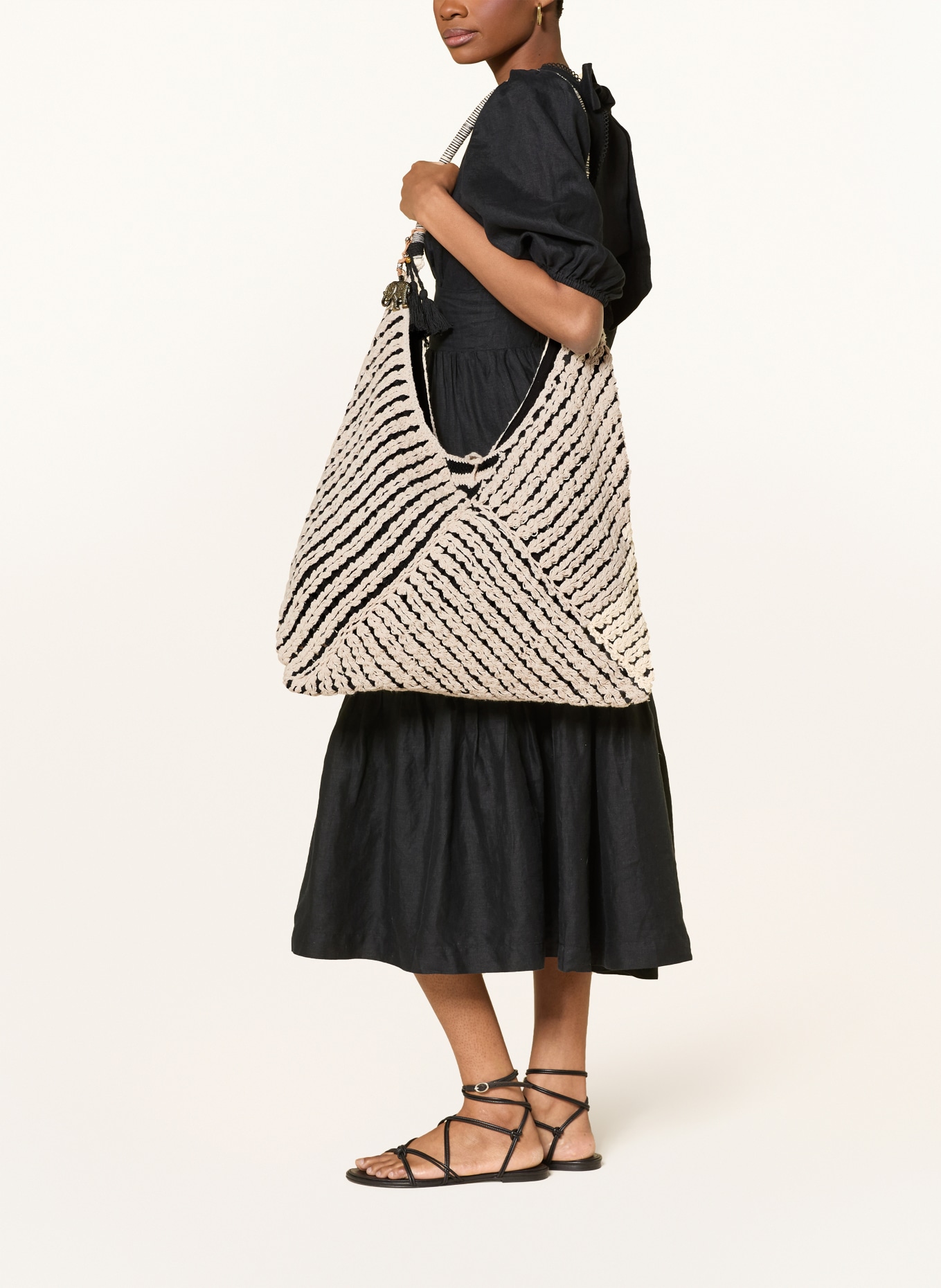 ANOKHI Schultertasche: CREME / SCHWARZ