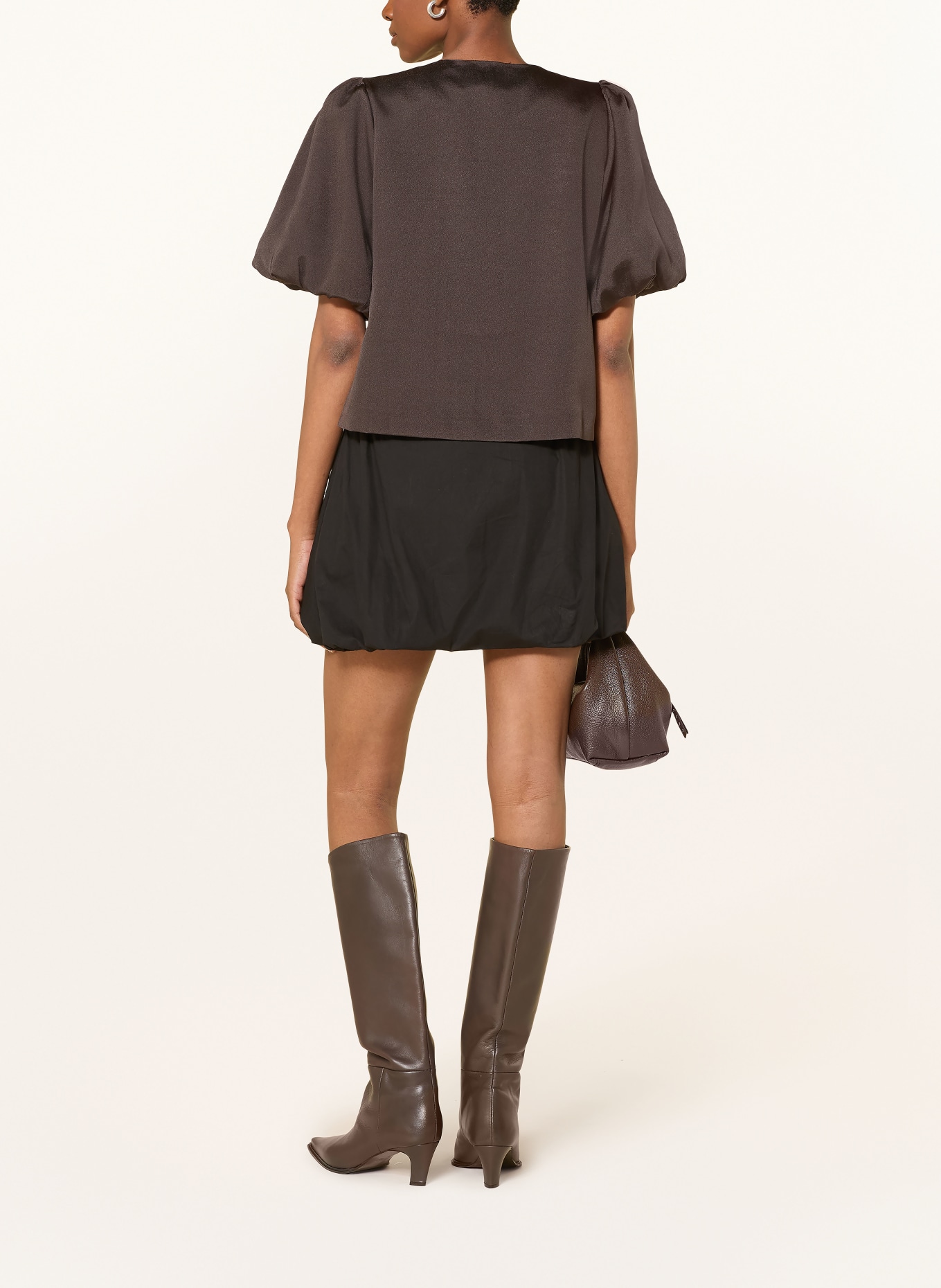 NEO NOIR Satinová halenka AISA: TMAVĚ HNĚDÁ