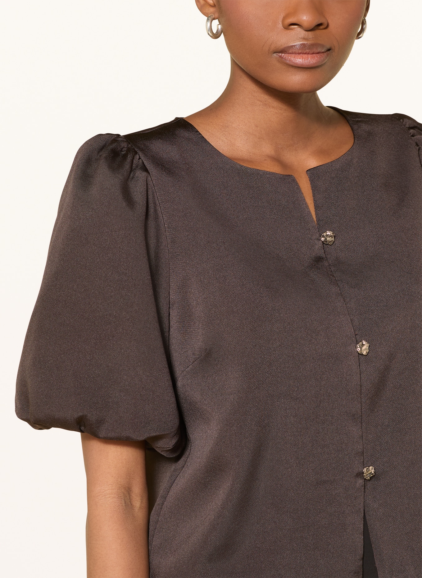 NEO NOIR Satinová halenka AISA: TMAVĚ HNĚDÁ