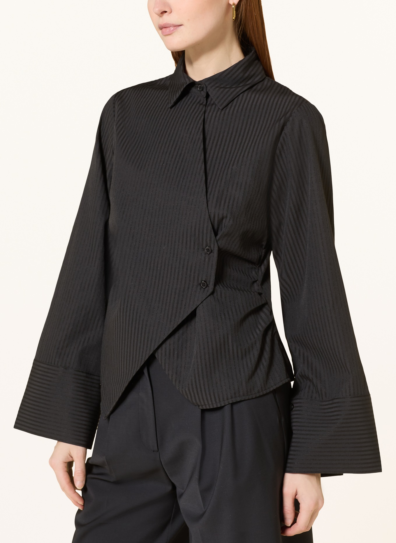 NEO NOIR Hemdbluse FENLI in Wickeloptik: SCHWARZ