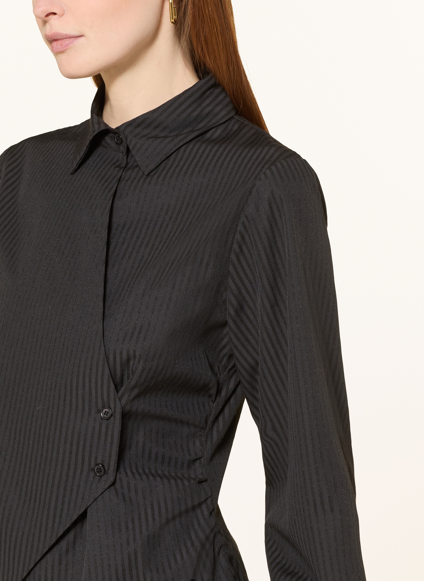 NEO NOIR Hemdbluse FENLI in Wickeloptik: SCHWARZ