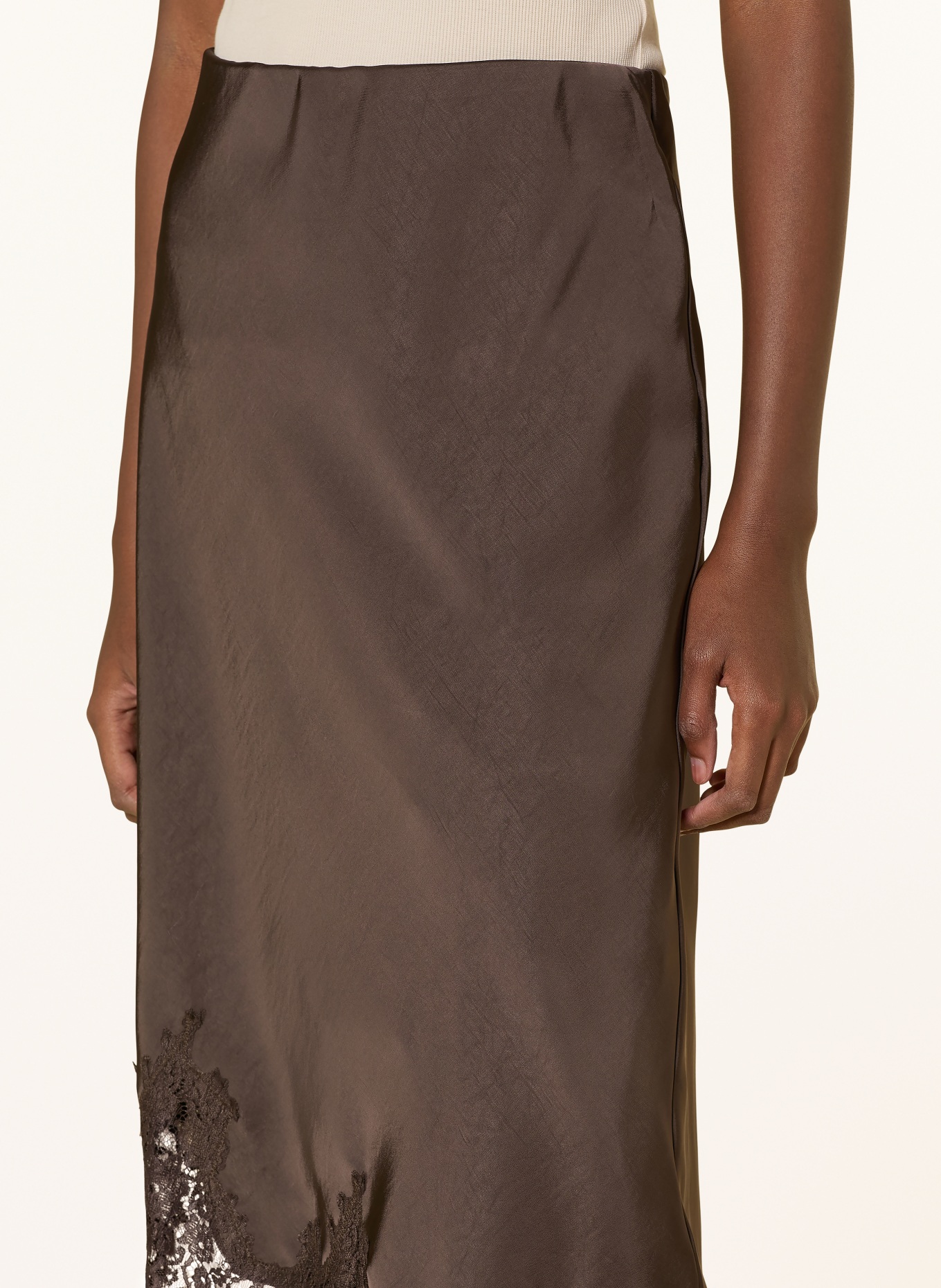 NEO NOIR Satynowa spódnica FIORA z koronką: CIEMNOBRĄZOWY