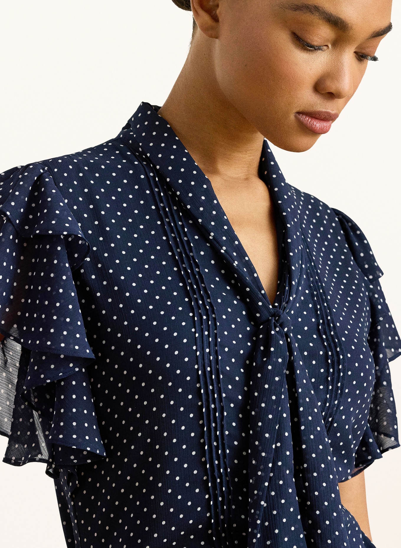 LAUREN RALPH LAUREN Schluppenbluse mit Volants: DUNKELBLAU / WEISS