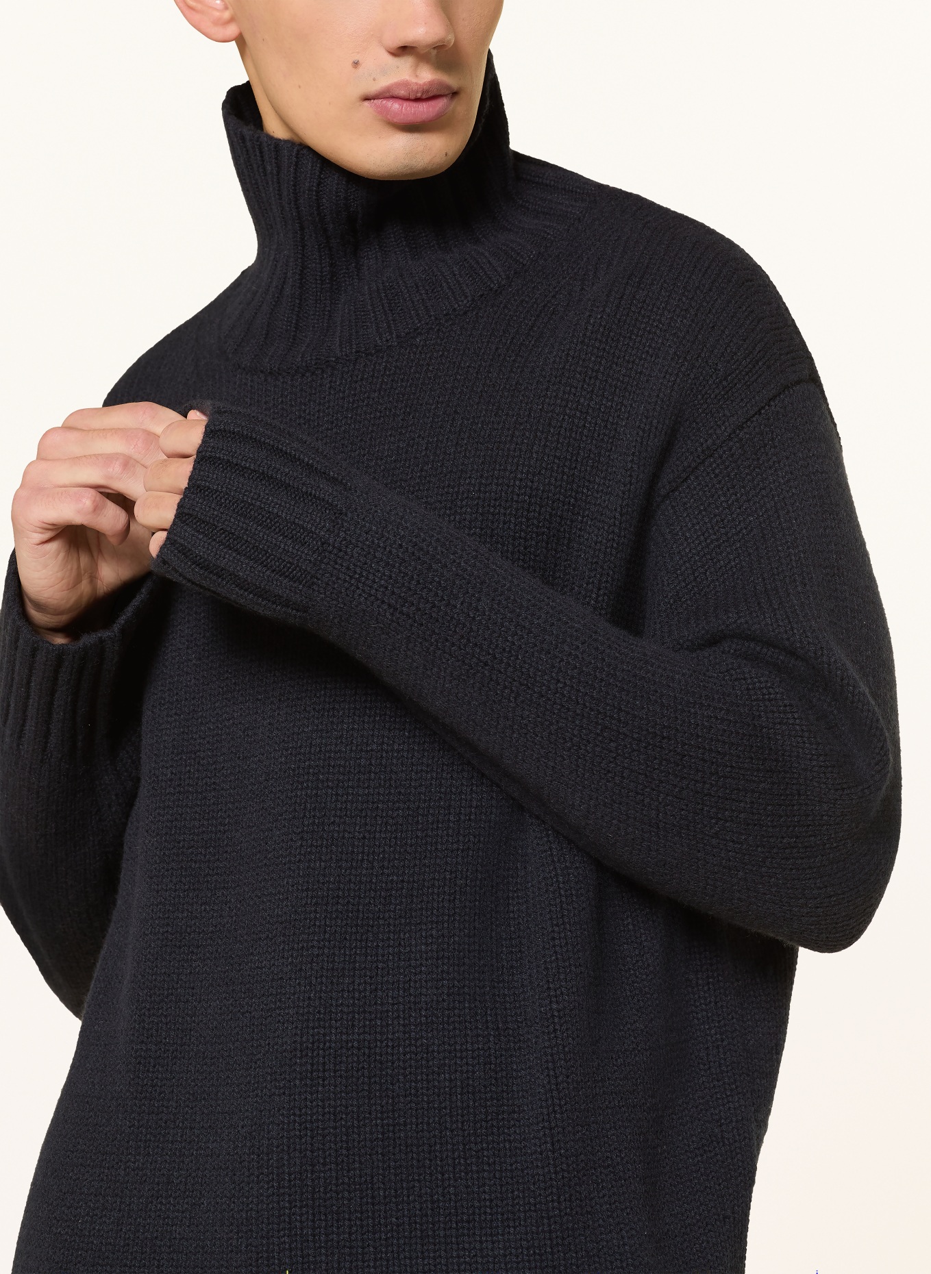 COS Cashmere turtleneck sweater: DARK BLUE