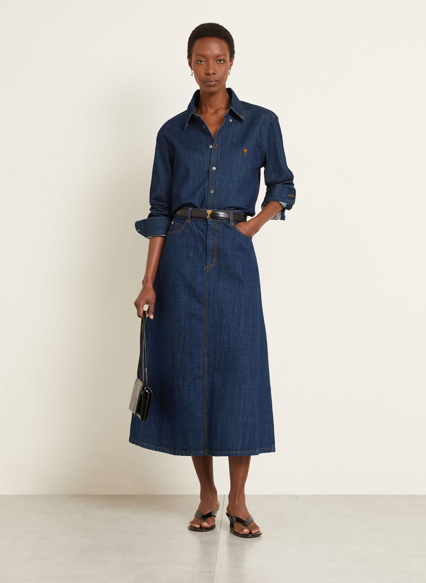 AMI PARIS džínová sukně: TMAVĚ MODRÁ