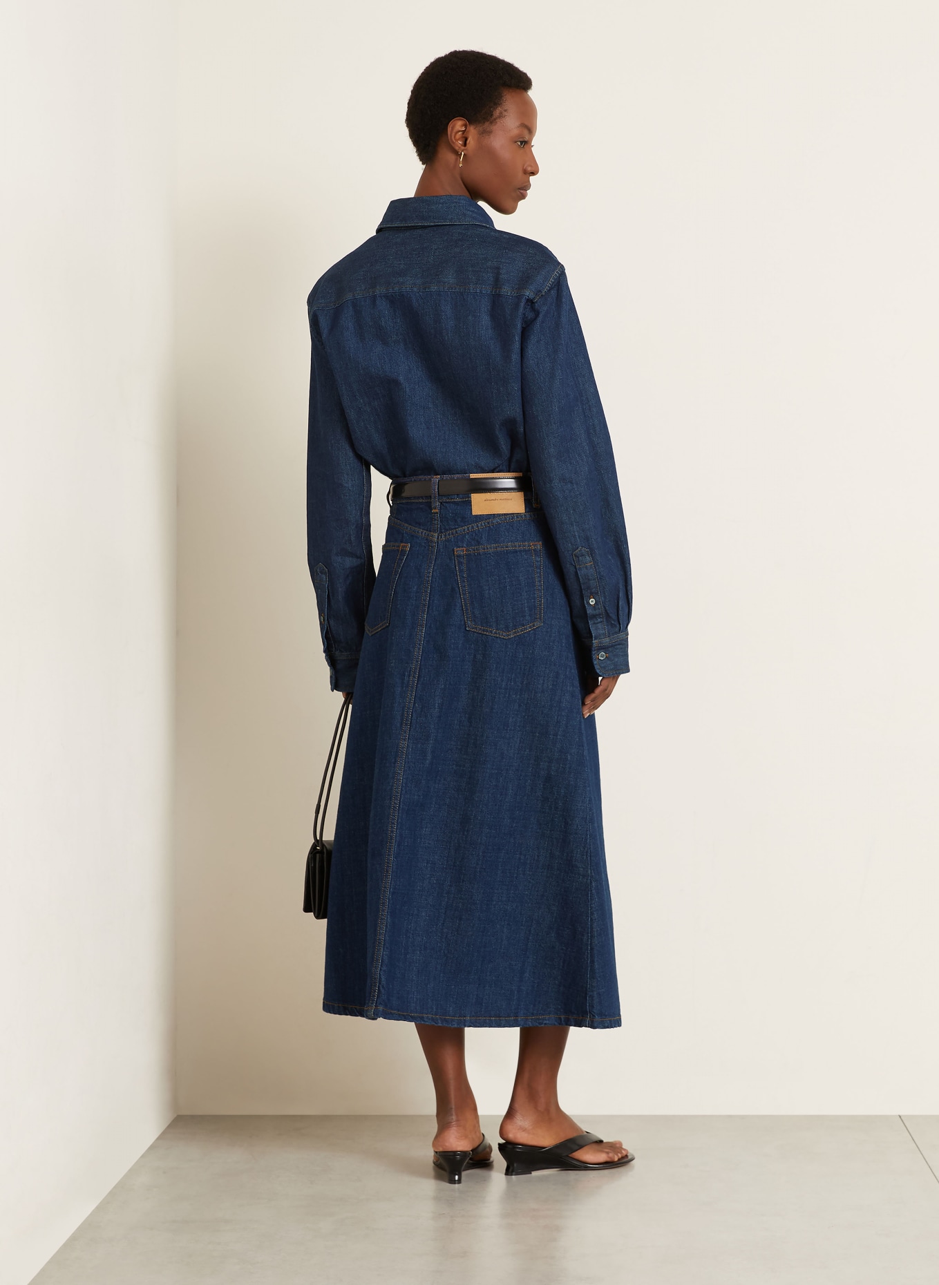 AMI PARIS džínová sukně: TMAVĚ MODRÁ