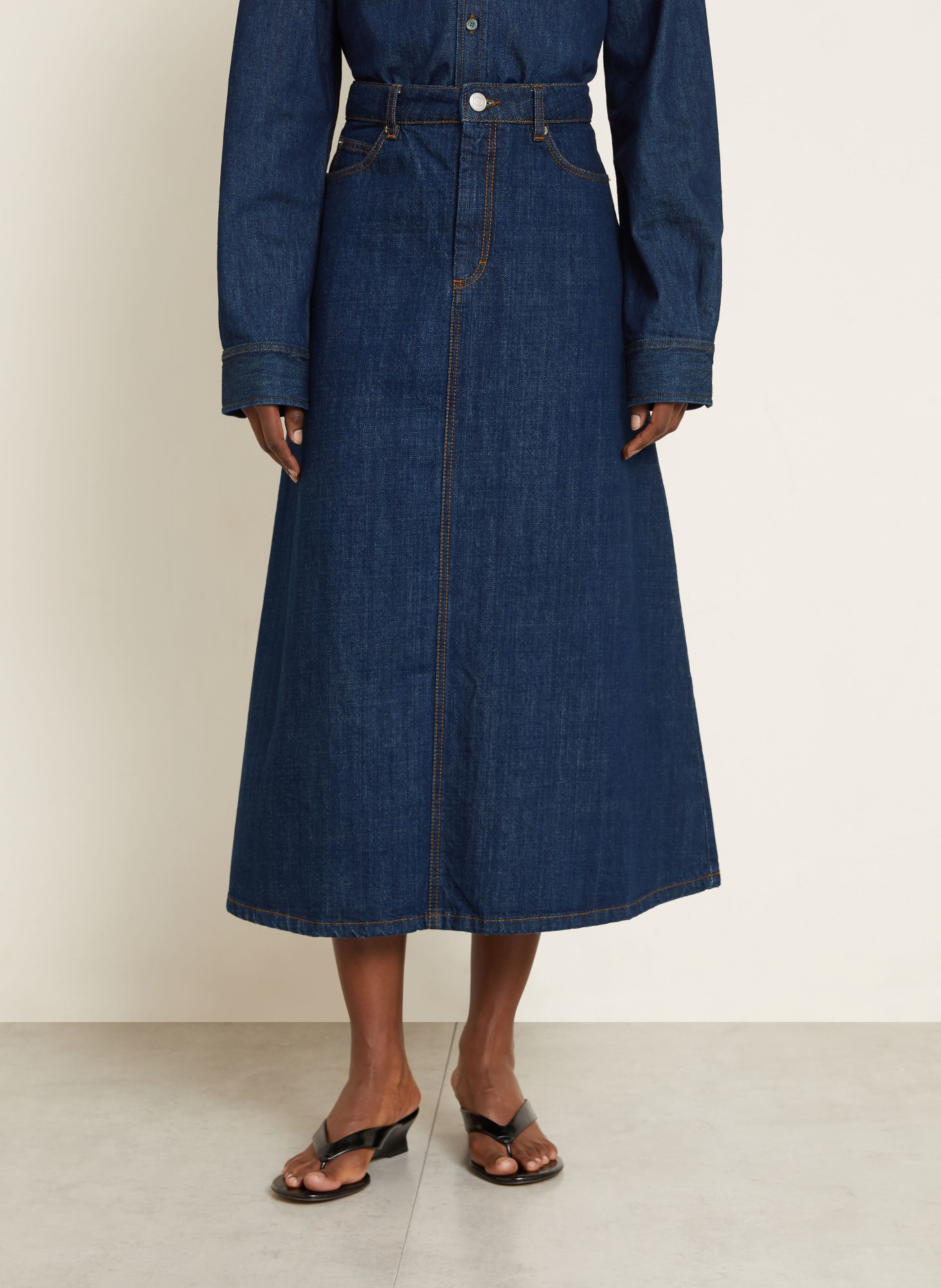 AMI PARIS džínová sukně: TMAVĚ MODRÁ