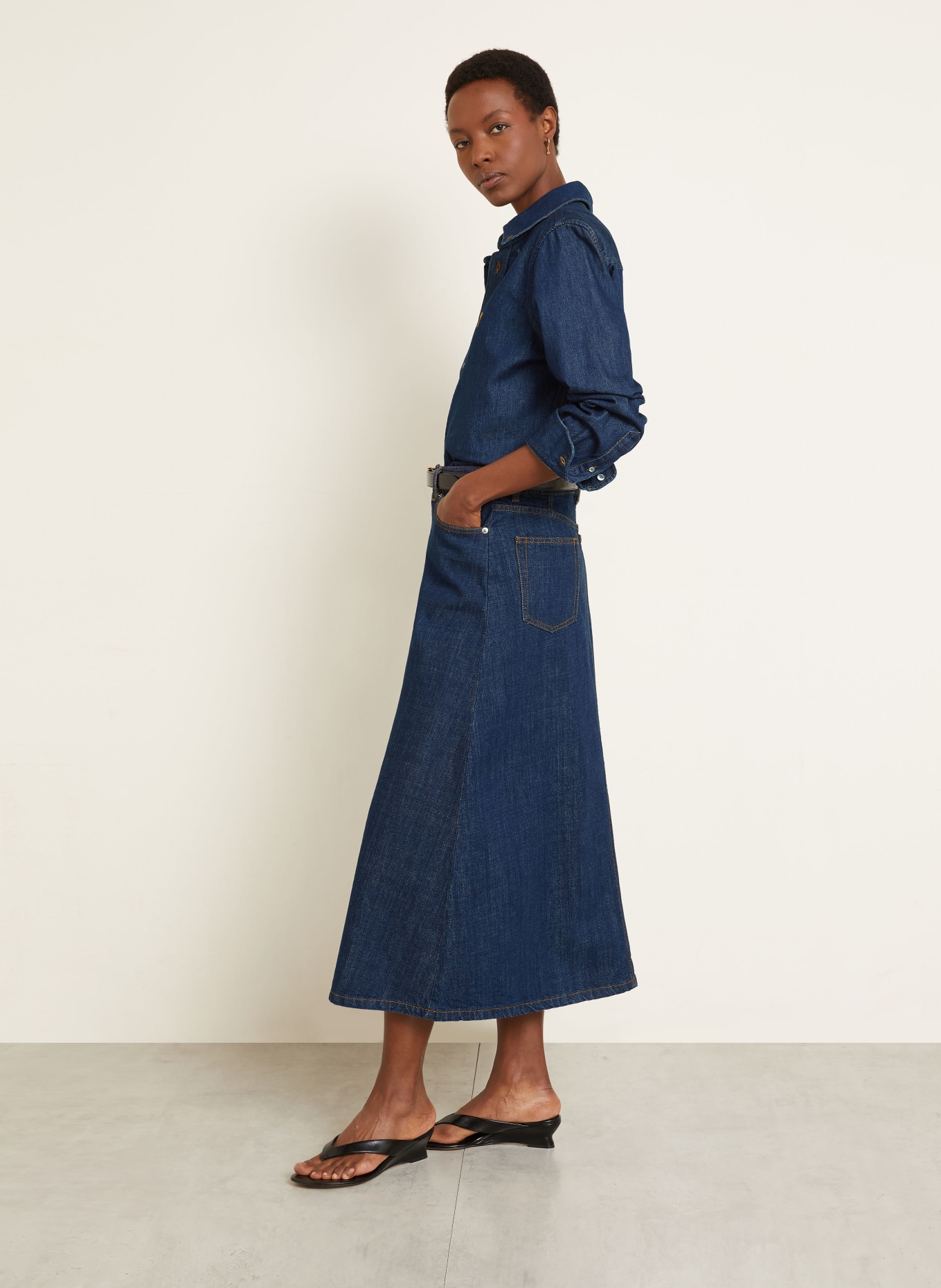 AMI PARIS džínová sukně: TMAVĚ MODRÁ