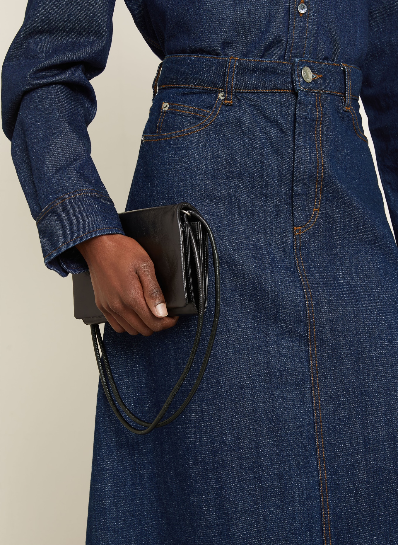 AMI PARIS džínová sukně: TMAVĚ MODRÁ