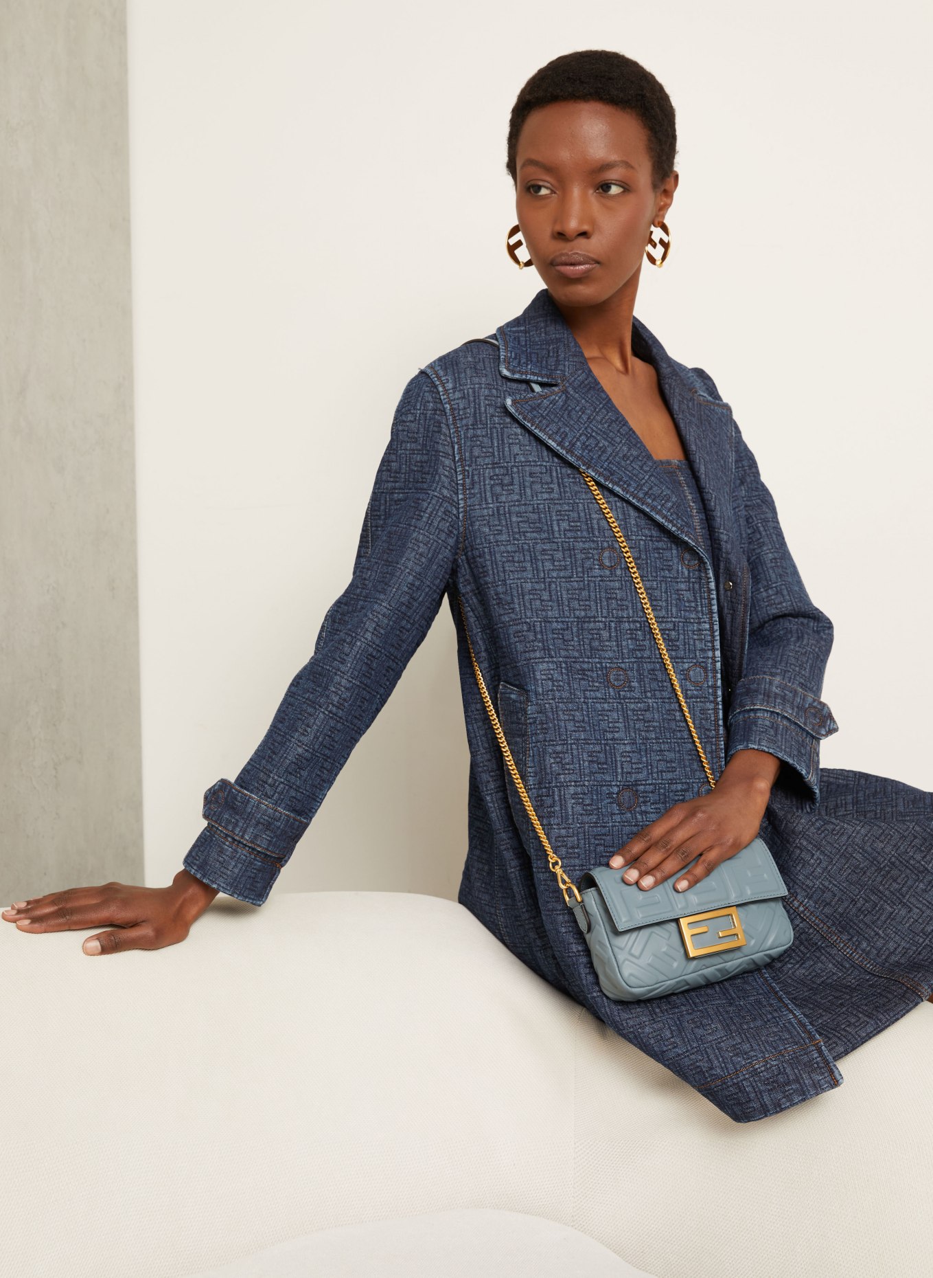 FENDI Kabelka BAGUETTE MINI: ČERNOŠEDÁ