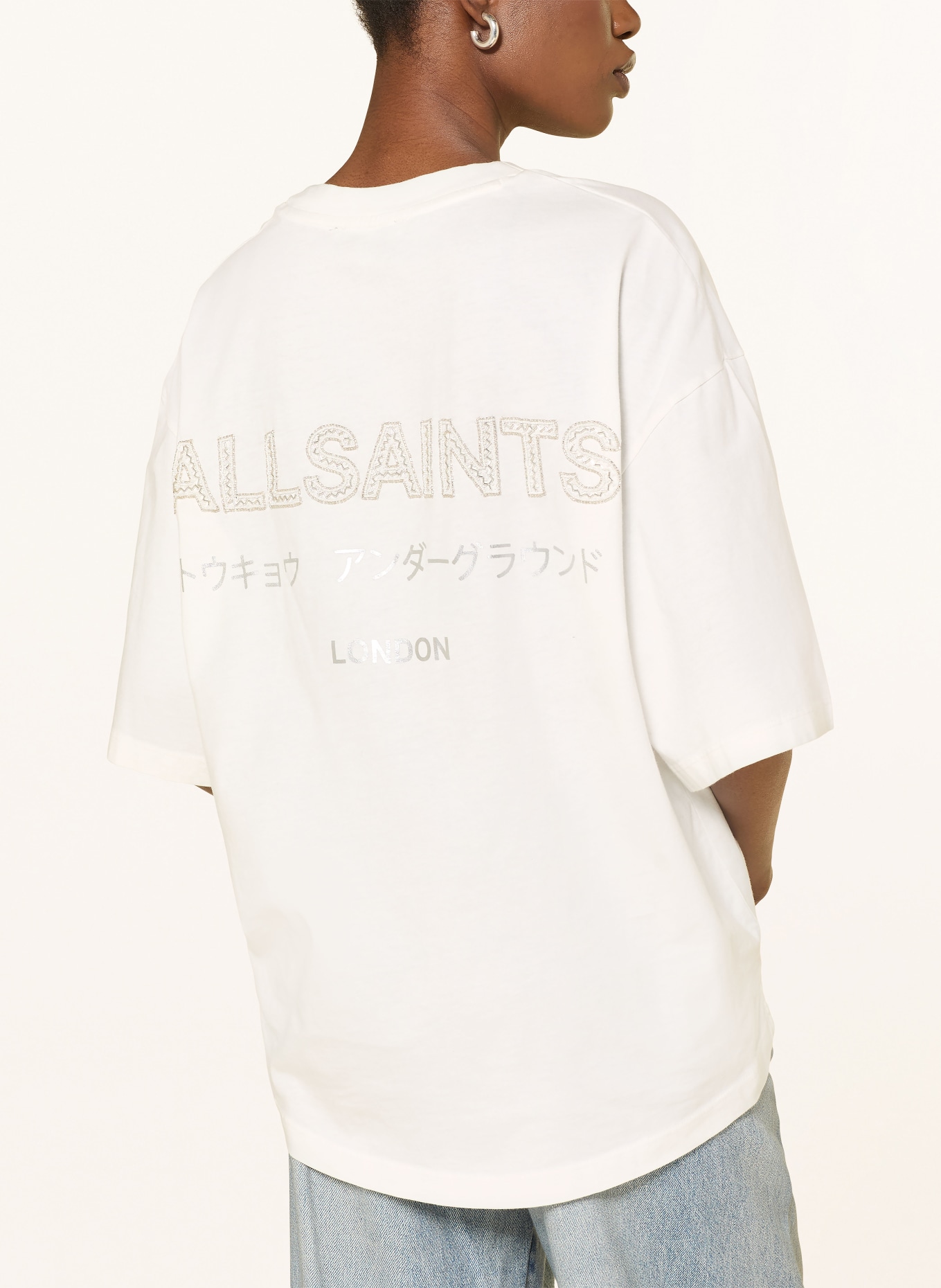 ALLSAINTS T-Shirt UNDER AMELIE mit Schmucksteinen: WEISS / HELLGRAU