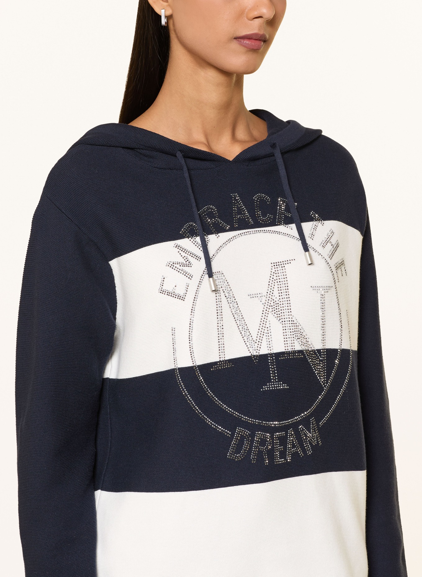 monari Strick-Hoodie mit Schmucksteinen: DUNKELBLAU / WEISS