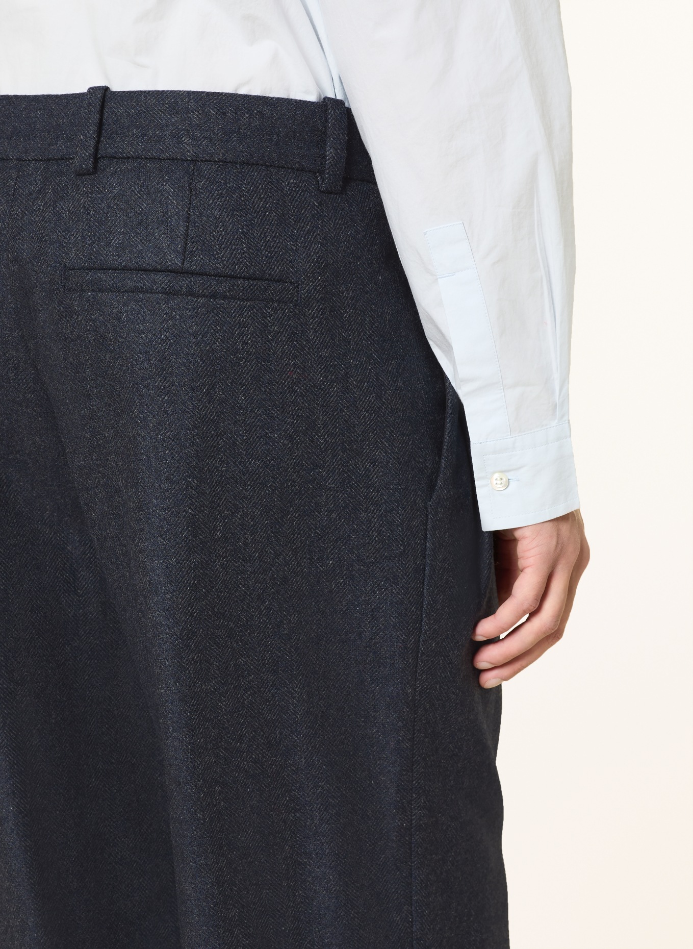 COS Chino Regular Fit: DUNKELBLAU