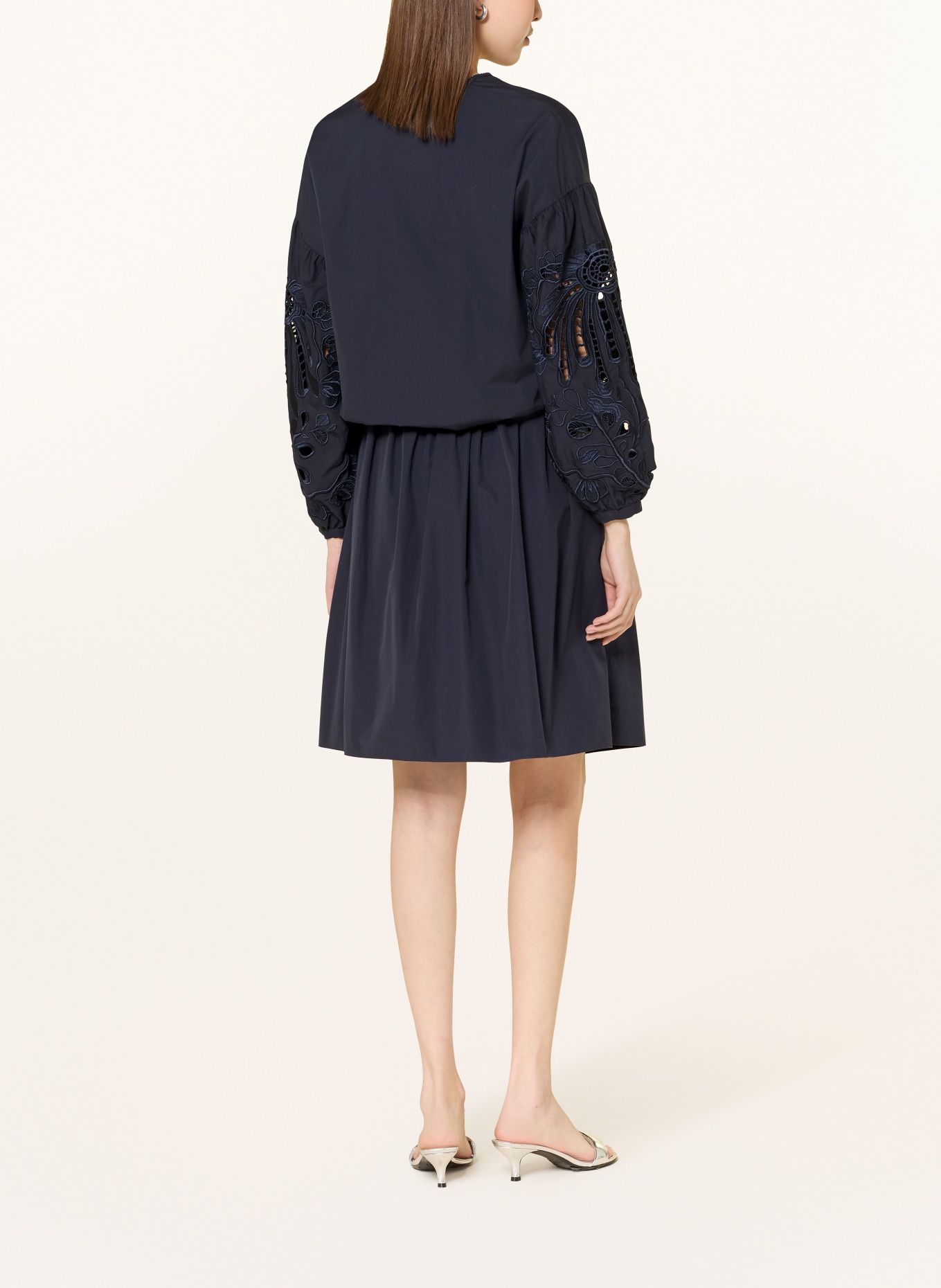 DOROTHEE SCHUMACHER Blůza EMBROIDERED BEAUTY s krajkou: TMAVĚ MODRÁ