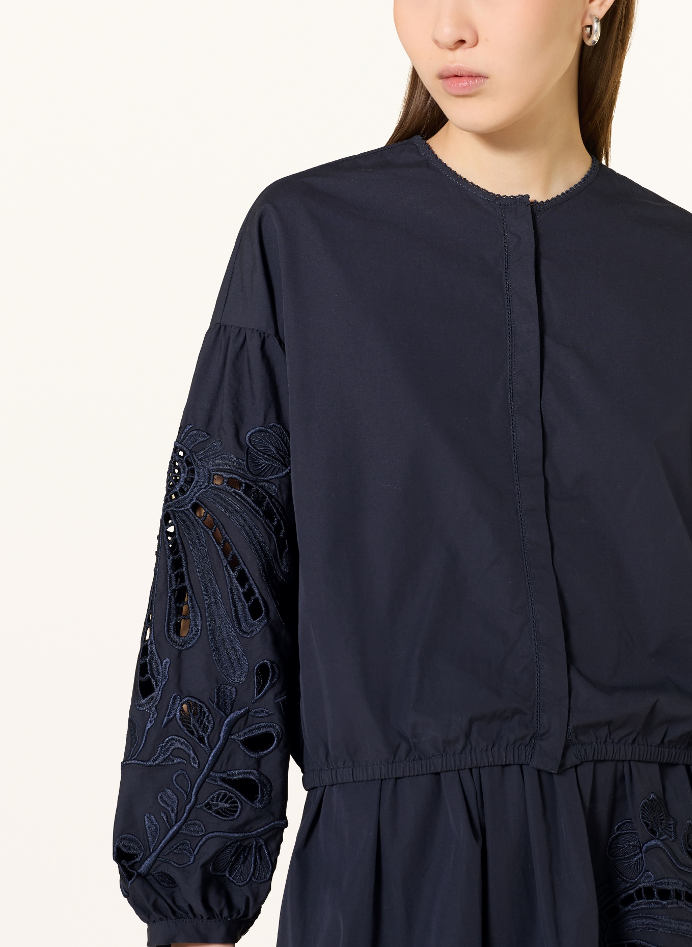 DOROTHEE SCHUMACHER Blůza EMBROIDERED BEAUTY s krajkou: TMAVĚ MODRÁ