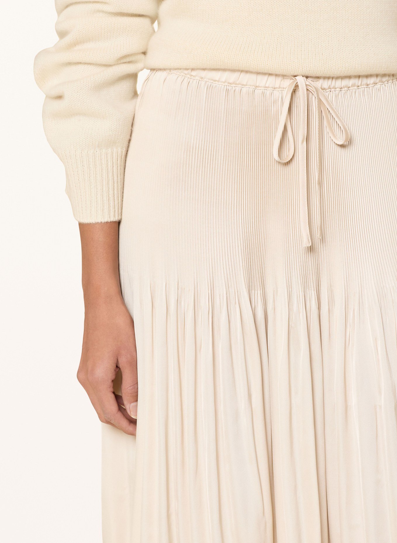 OPUS Jupe plissée RIBANE FRENCH en satin: CRÈME