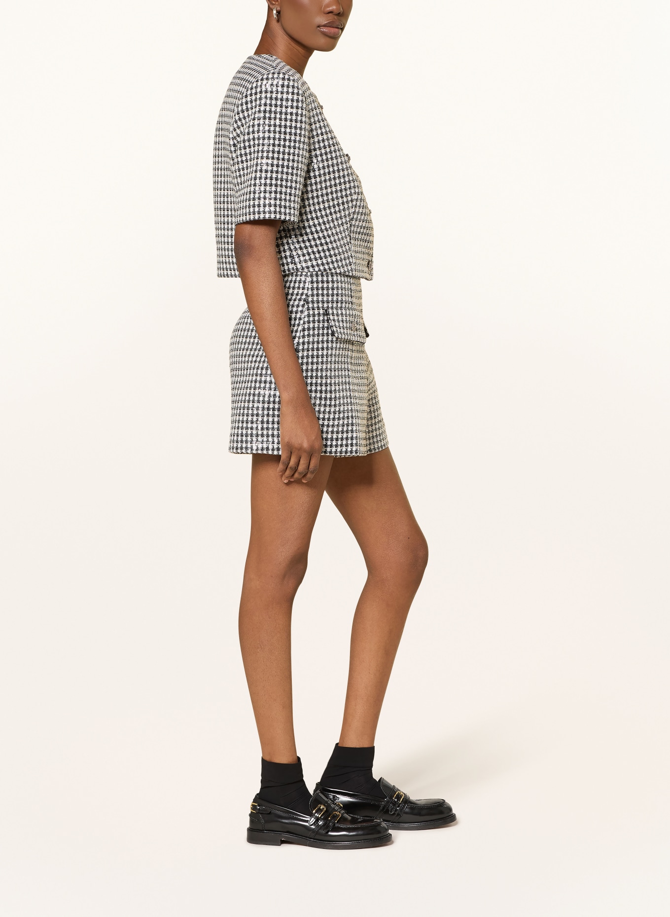 SANDRO Shorts mit Pailletten und Schmucksteinen: SCHWARZ / WEISS