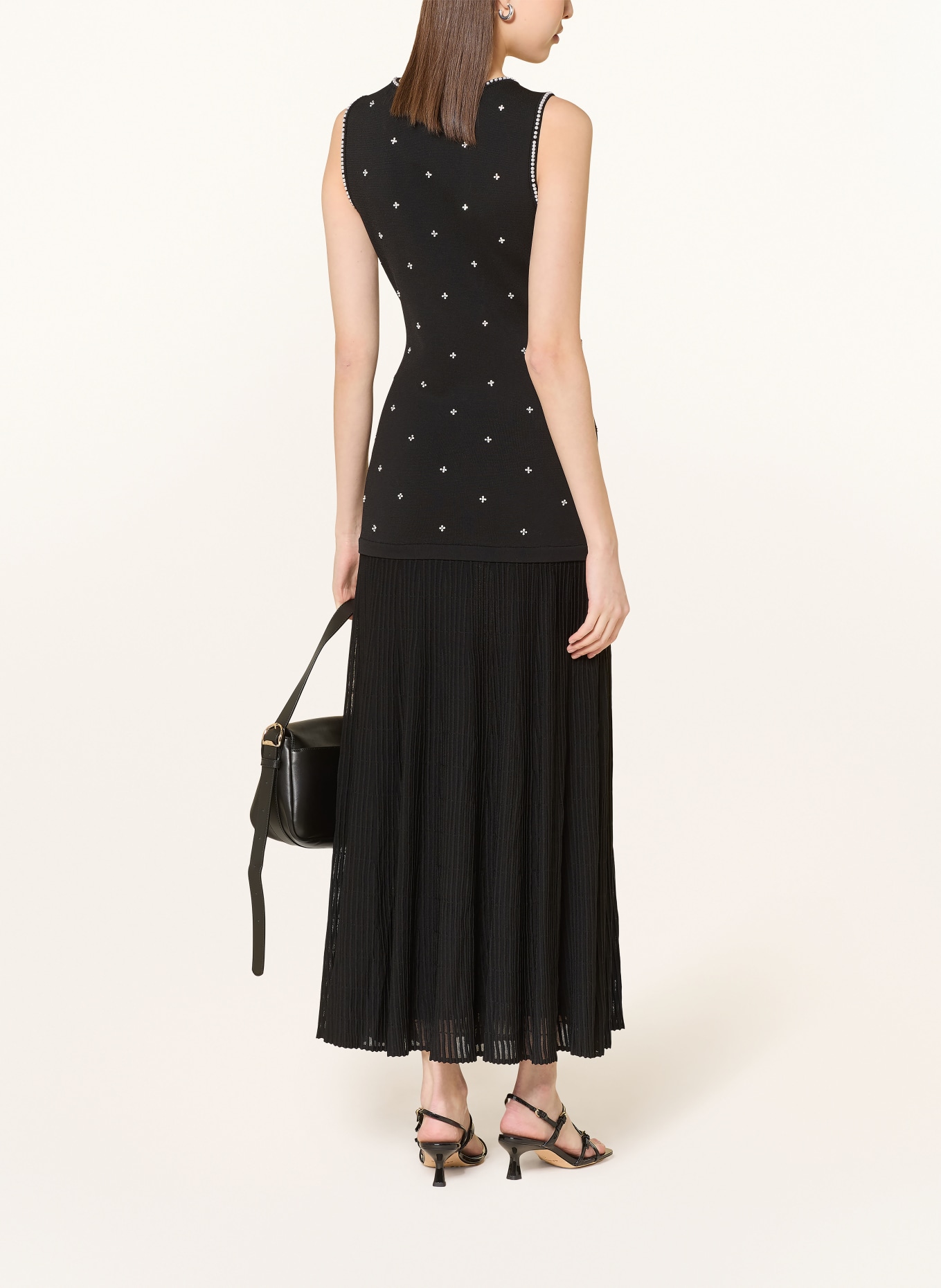 SANDRO Strickkleid mit Schmuckperlen und Plissees: SCHWARZ