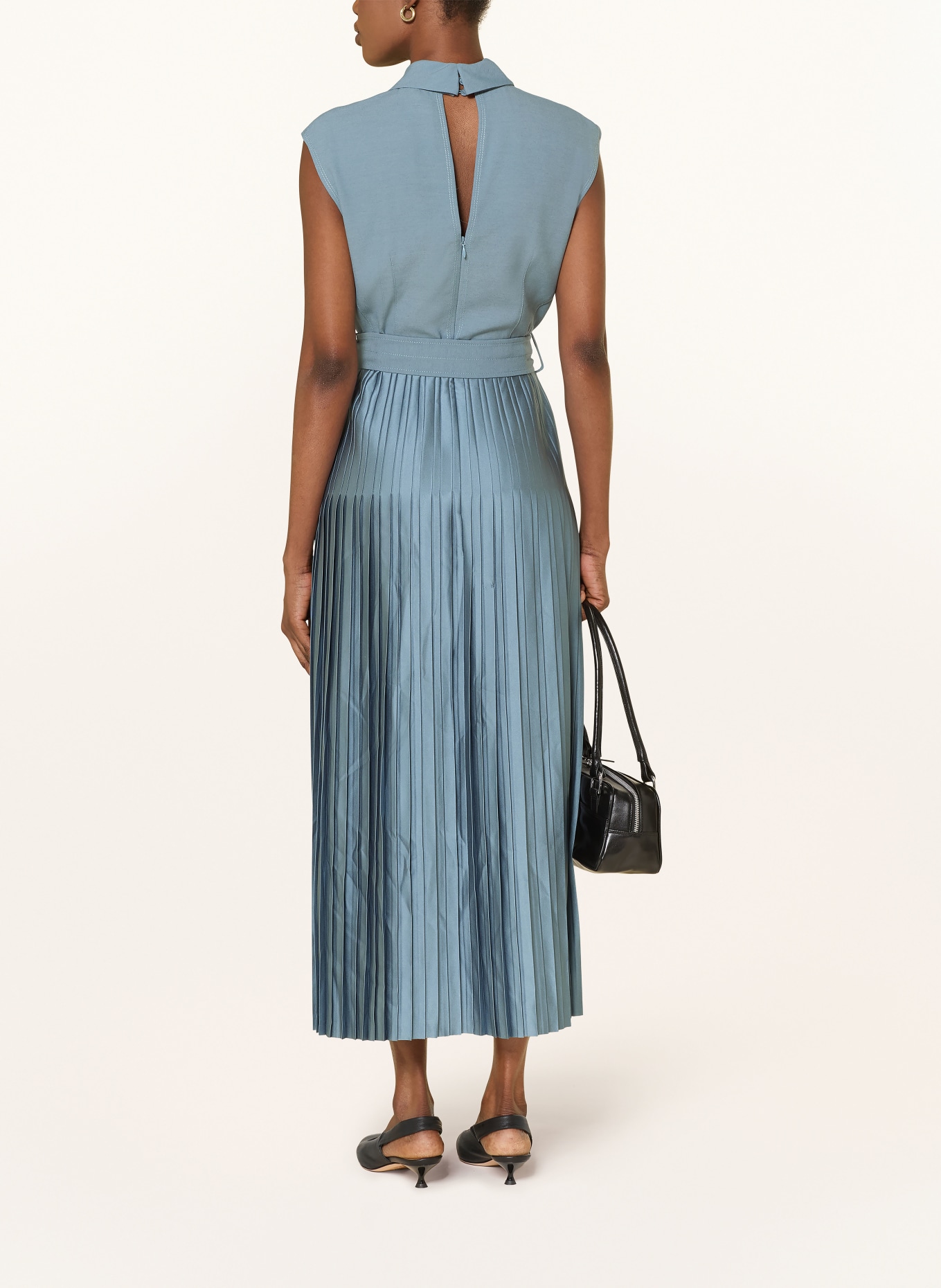 REISS Šaty ANIA z kombinace materiálů s plisováním: ČERNOŠEDÁ