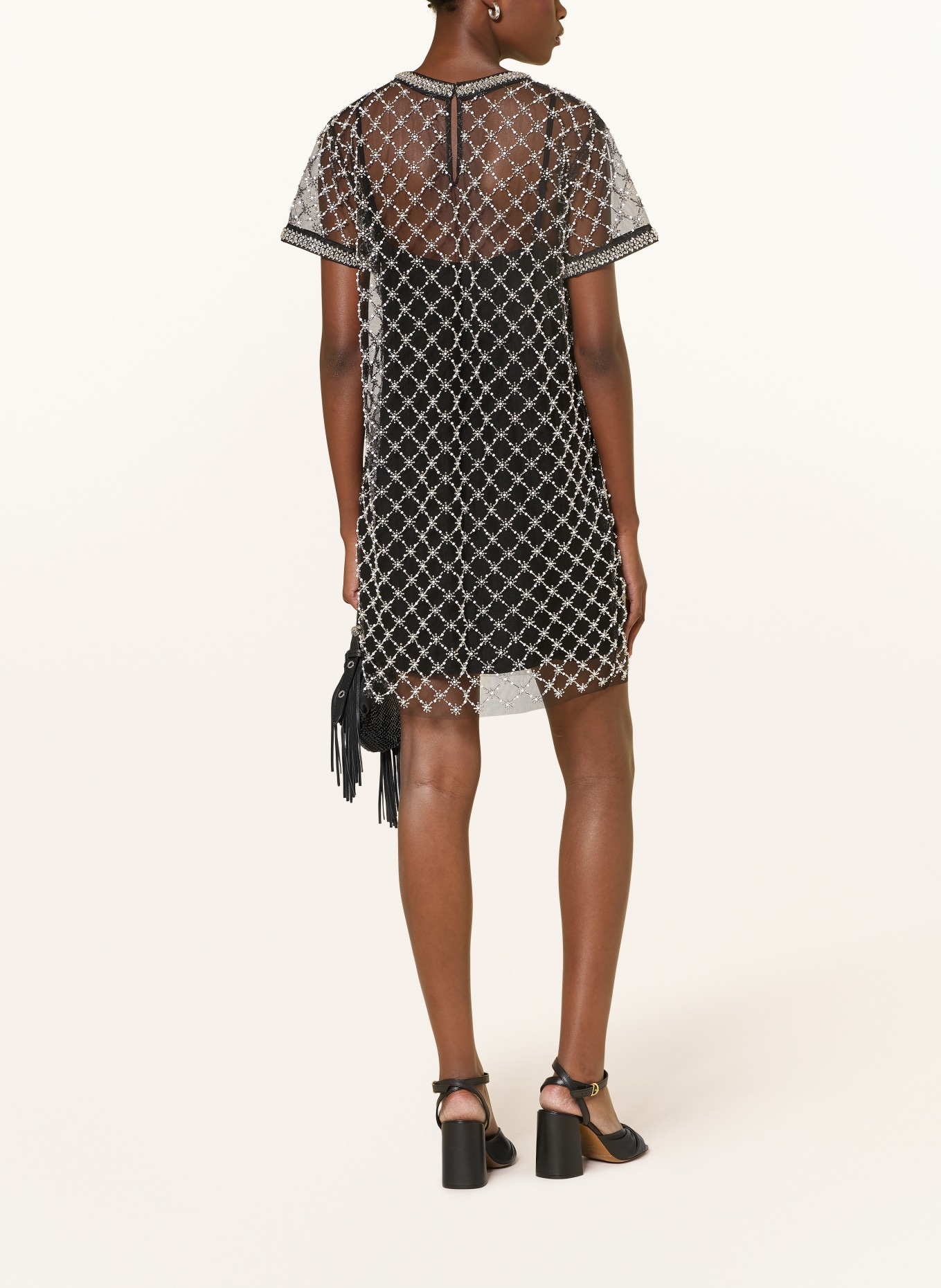 maje Mesh-Kleid mit Schmucksteinen und Schmuckperlen: WEISS / SCHWARZ