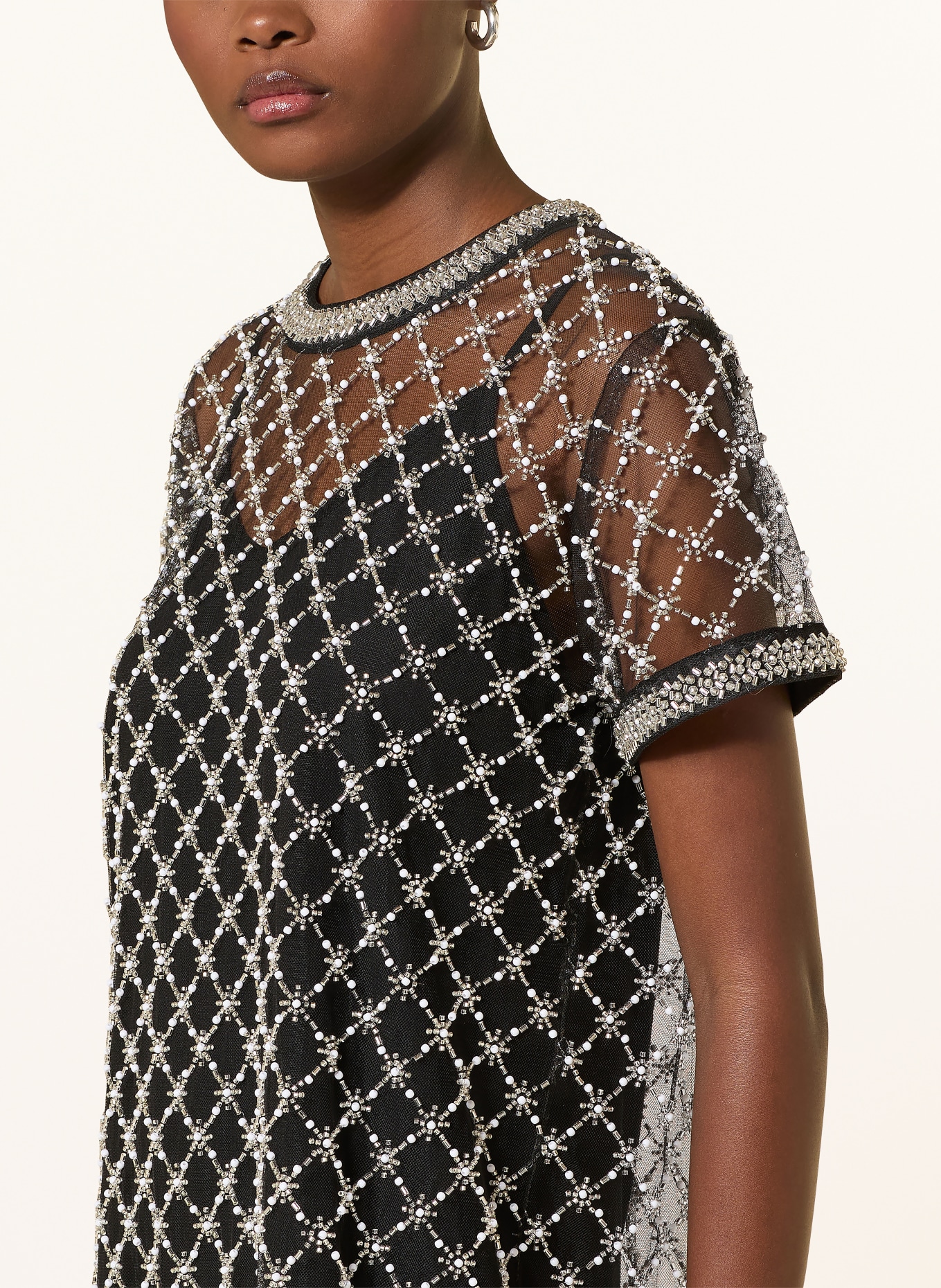 maje Mesh-Kleid mit Schmucksteinen und Schmuckperlen: WEISS / SCHWARZ