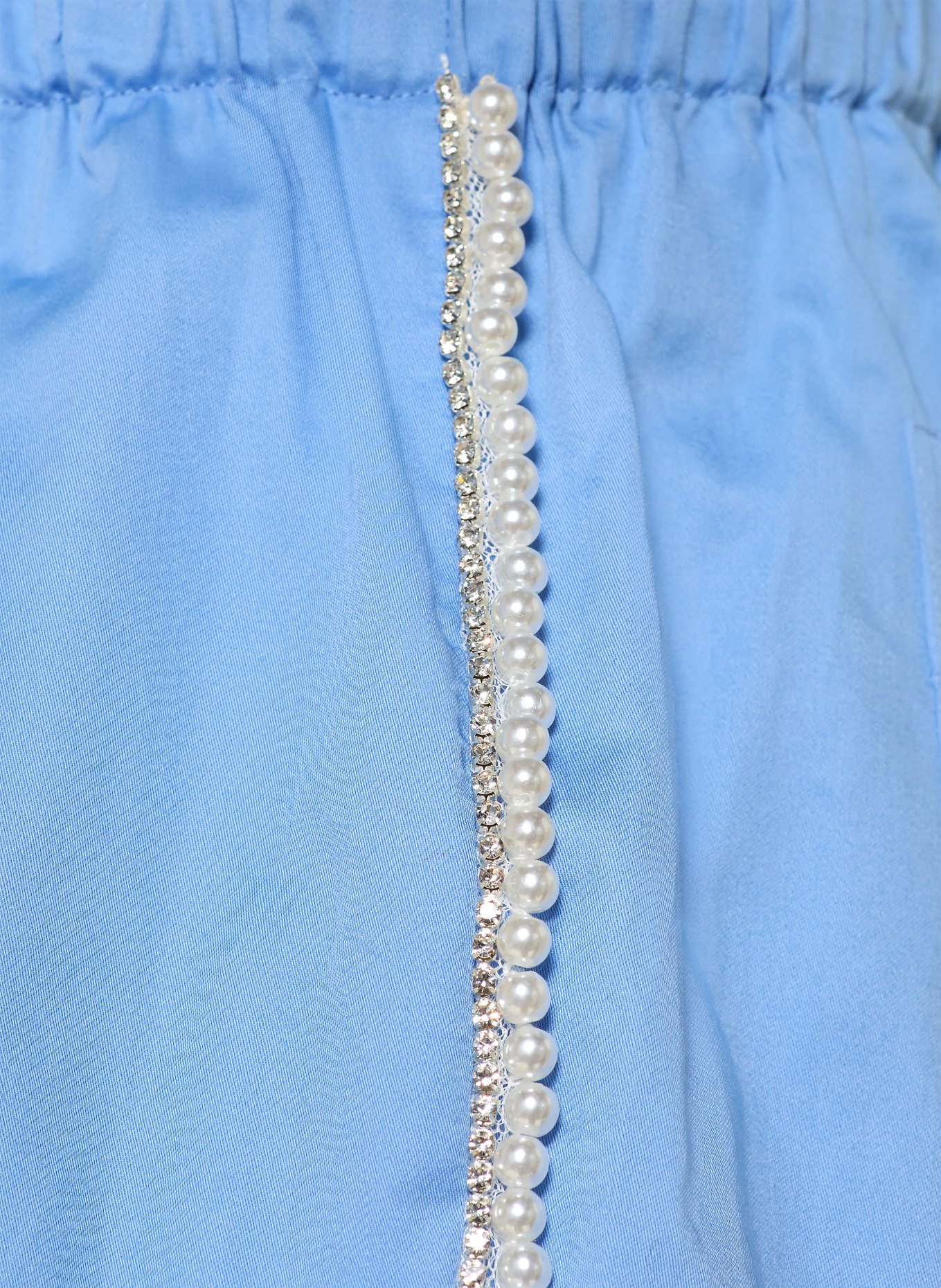 SANDRO Shorts mit Schmucksteinen und Schmuckperlen: HELLBLAU