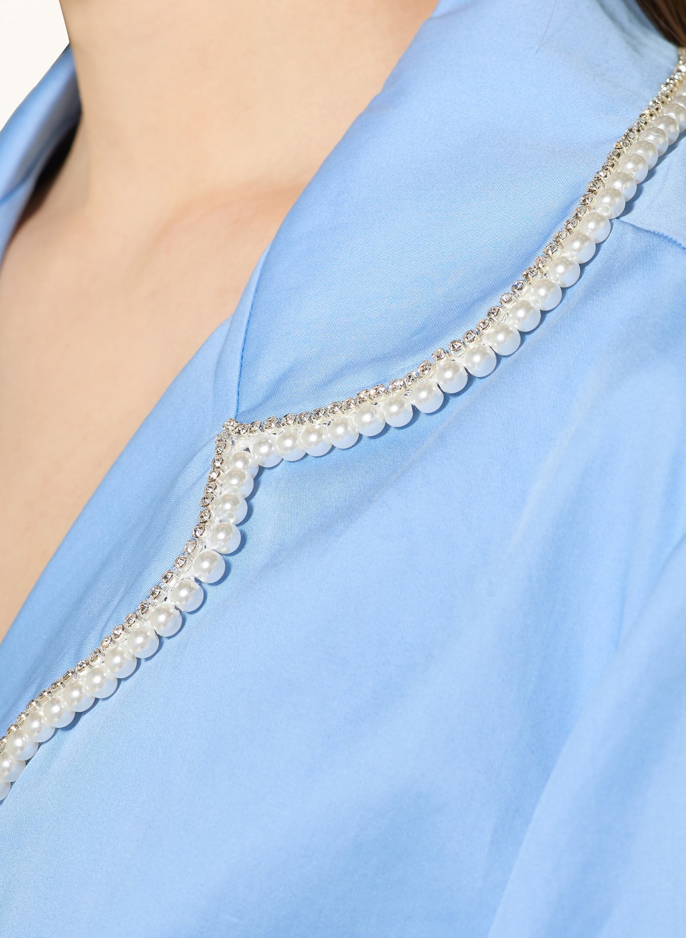 SANDRO Bluse mit Schmucksteinen und Schmuckperlen: HELLBLAU