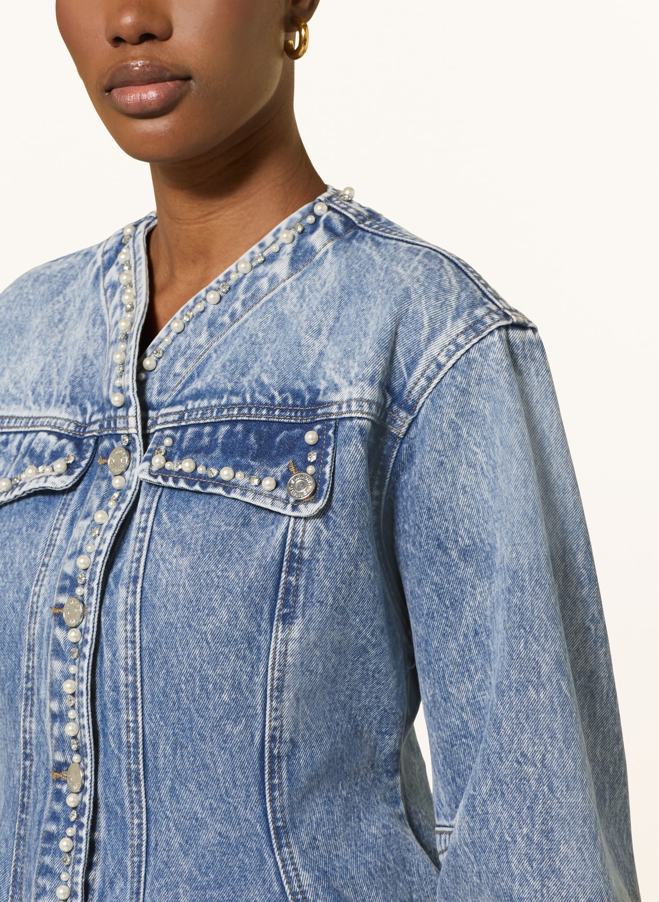 SANDRO Jeansbluse mit Schmuckperlen und Schmucksteinen: HELLBLAU