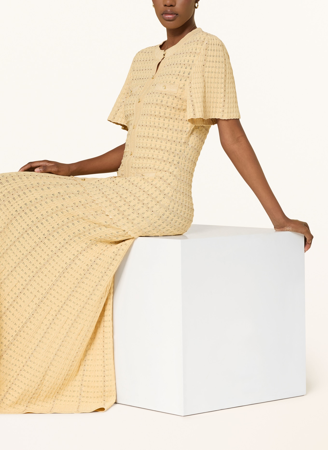 SANDRO Sukienka z dzianiny DIANE z błyszczącą przędzą: ZŁOTY