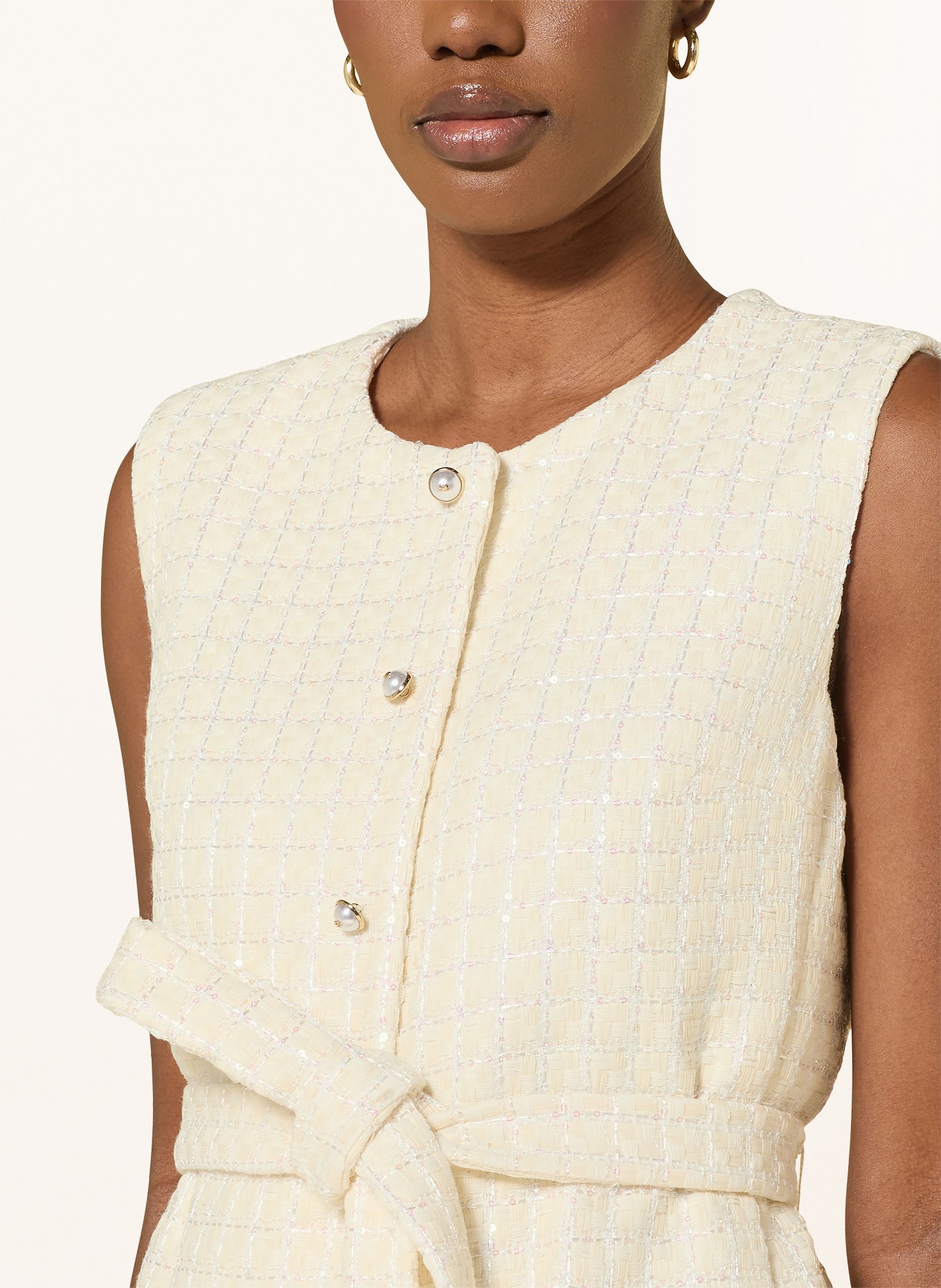 SANDRO Sukienka z bouclé z błyszczącą przędzą i plisami: ECRU