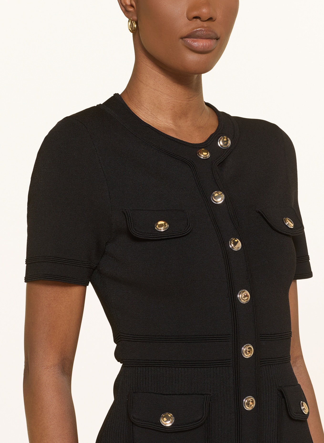 SANDRO sukienka z dzianiny: CZARNY / ZŁOTY