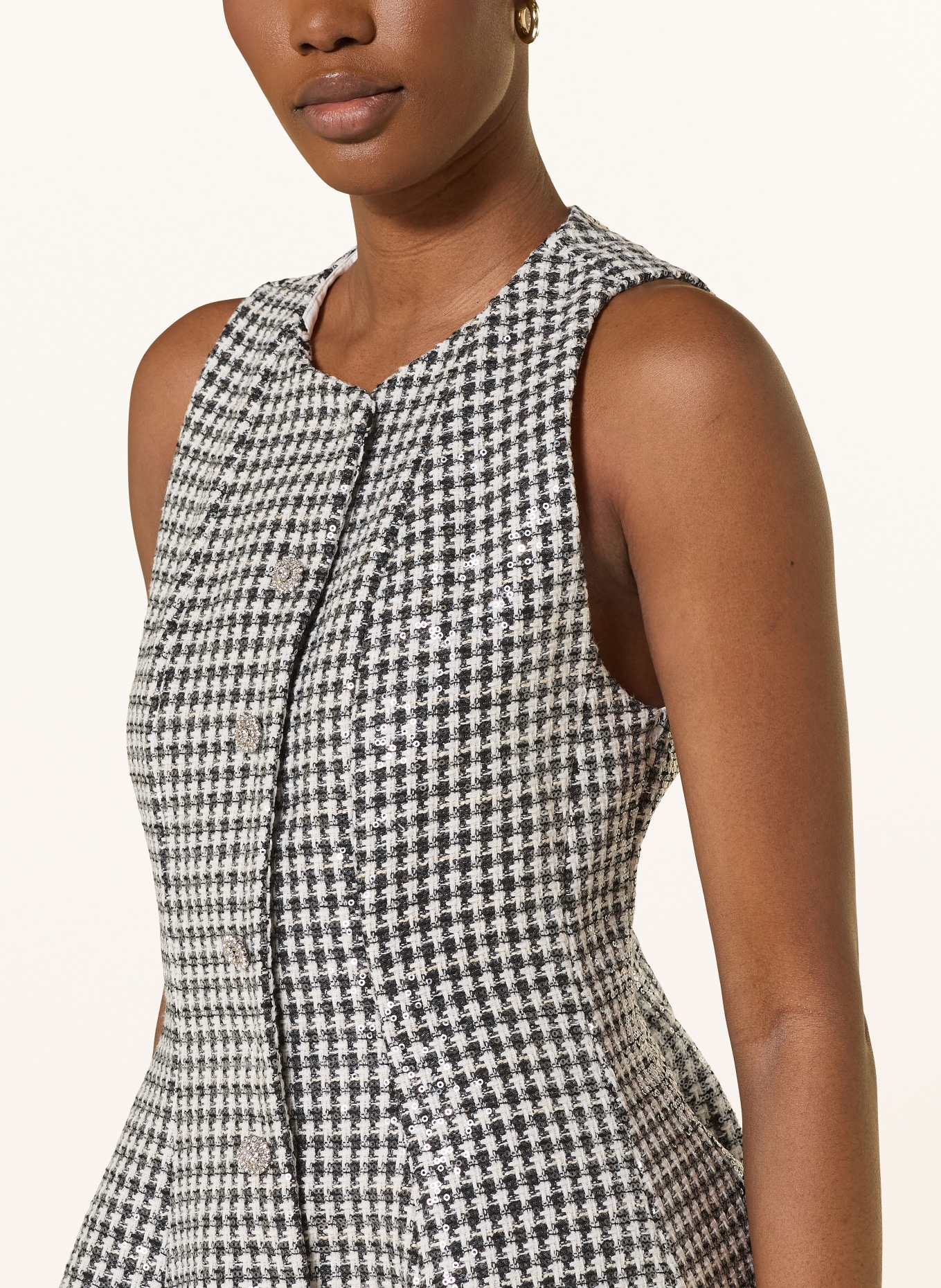 SANDRO Sukienka z tweedu z cekinami: CZARNY / BIAŁY