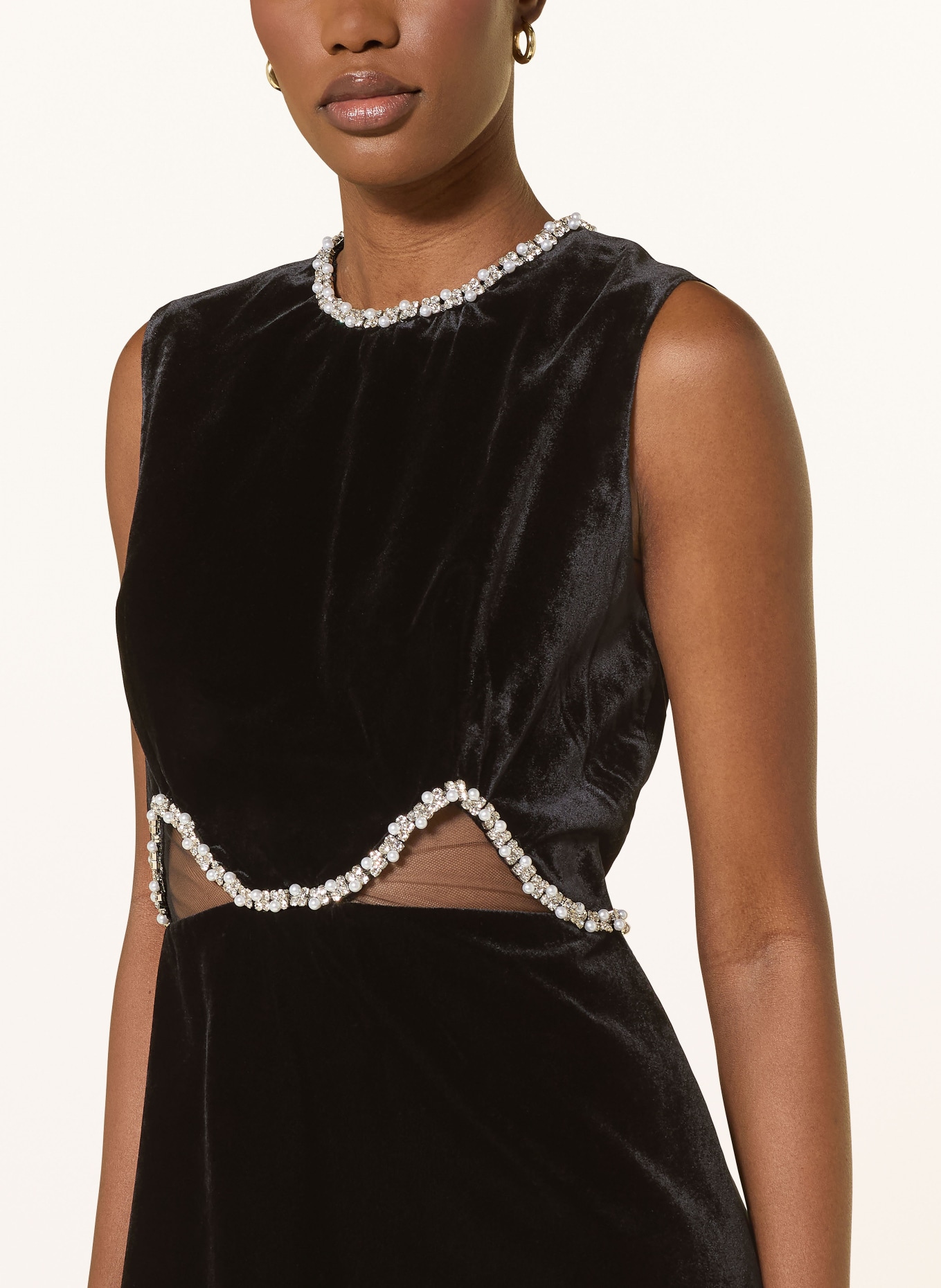 SANDRO Samtkleid mit Schmucksteinen: SCHWARZ