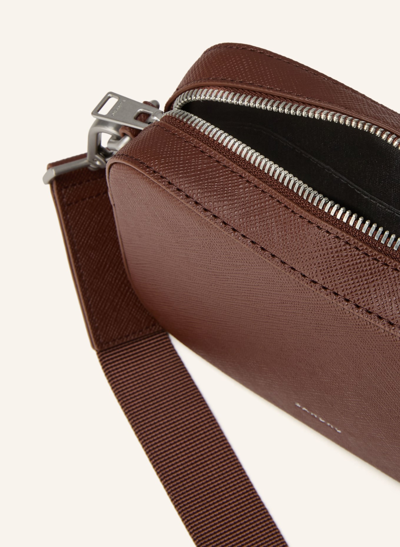 SANDRO Saffiano-Umhängetasche: COGNAC