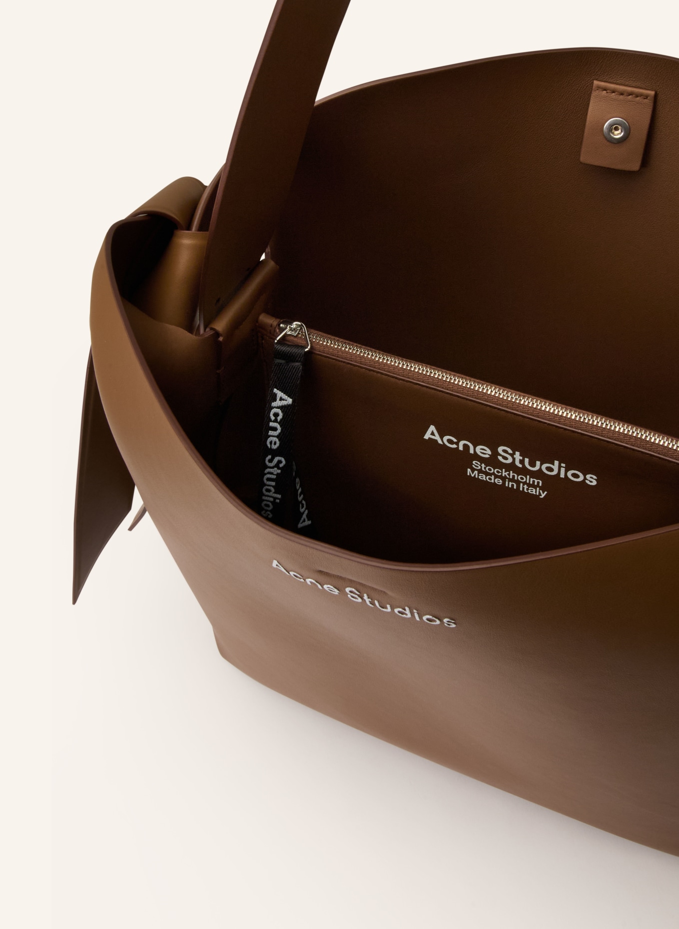 Acne Studios Shopper: BRAUN