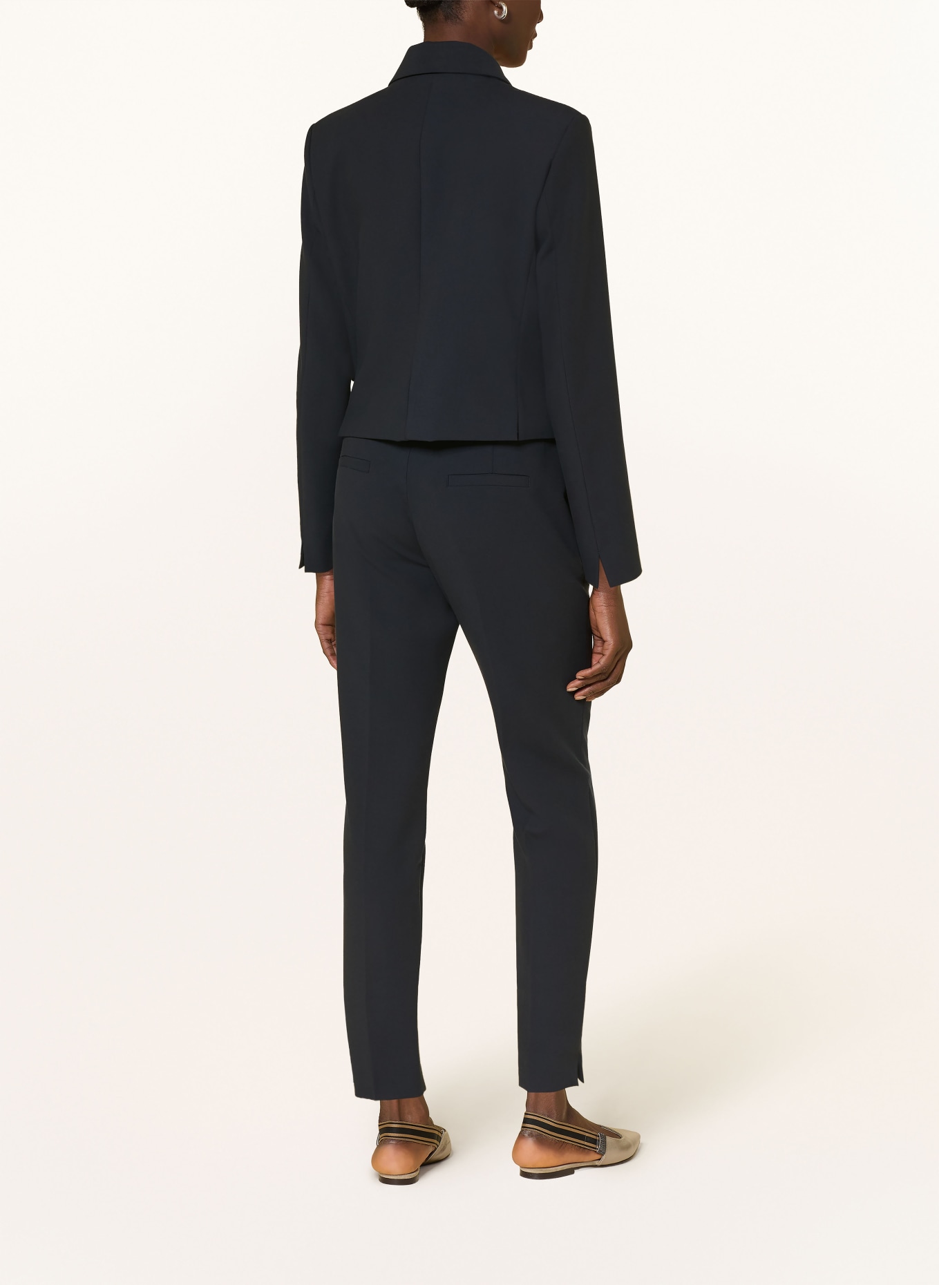 windsor. Blejzr: TMAVĚ MODRÁ