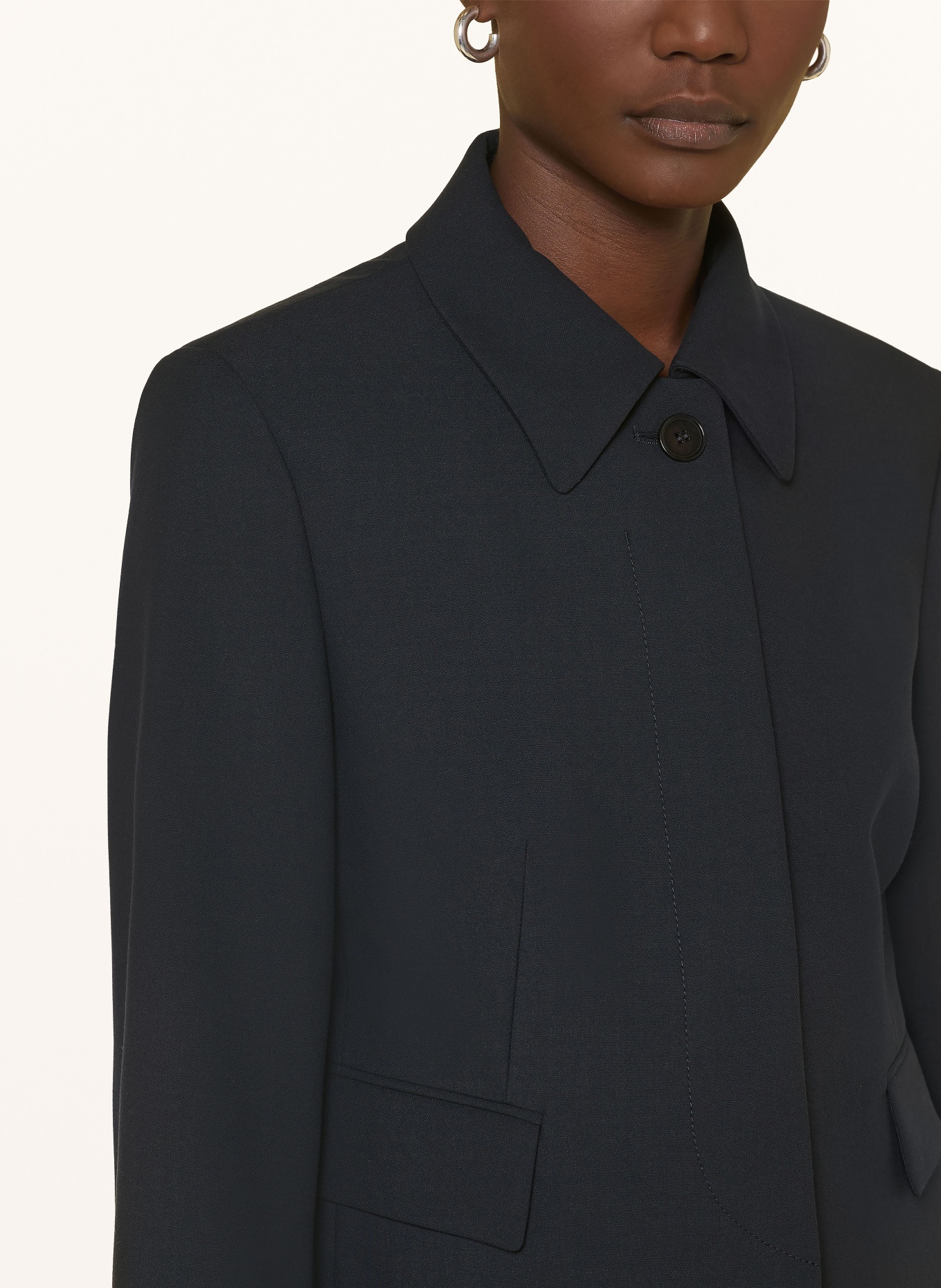 windsor. Blejzr: TMAVĚ MODRÁ