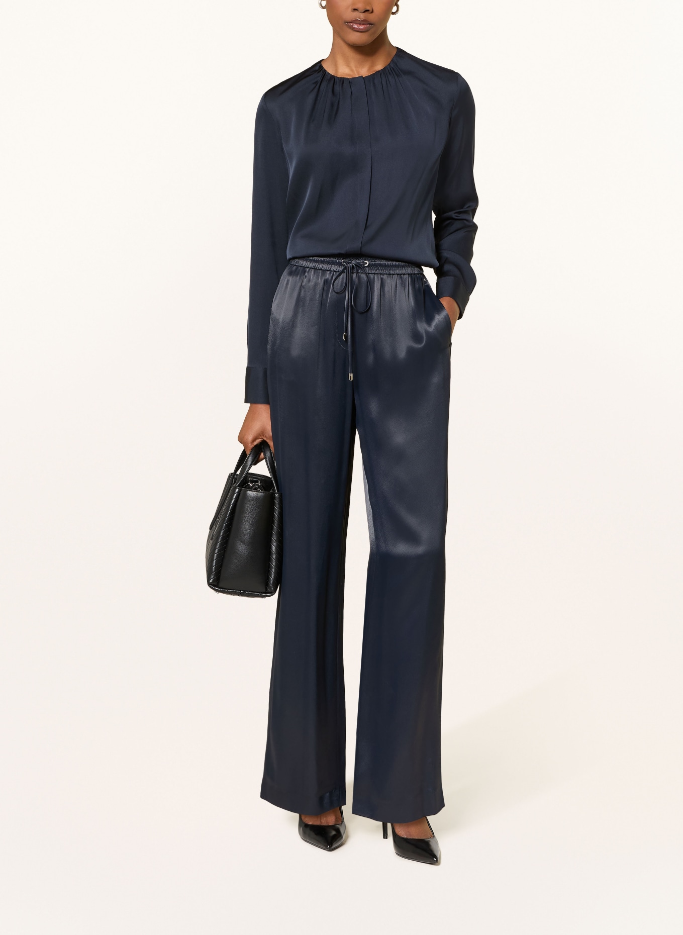 BOSS Marlenehose TAVATI aus Satin: DUNKELBLAU