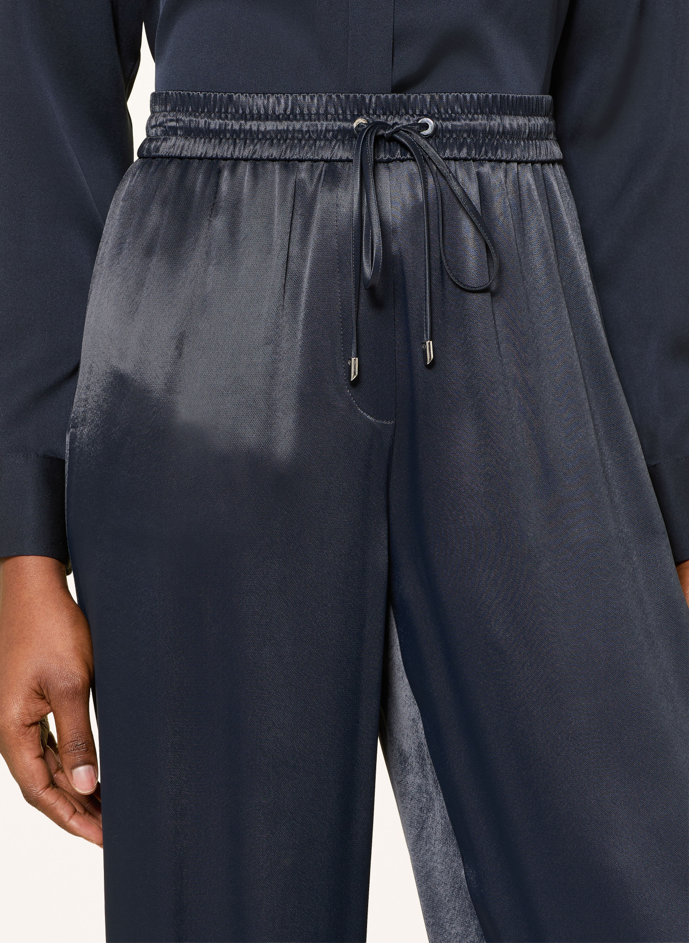 BOSS Marlenehose TAVATI aus Satin: DUNKELBLAU