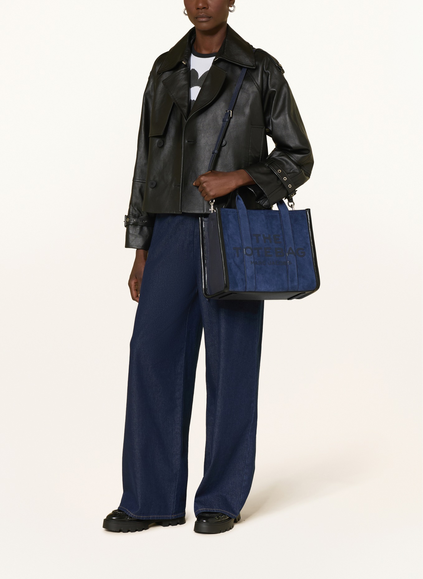 MARC JACOBS Sac cabas THE SUEDE MEDIUM TOTE BAG: BLEU FONCÉ / ARGENT / NOIR