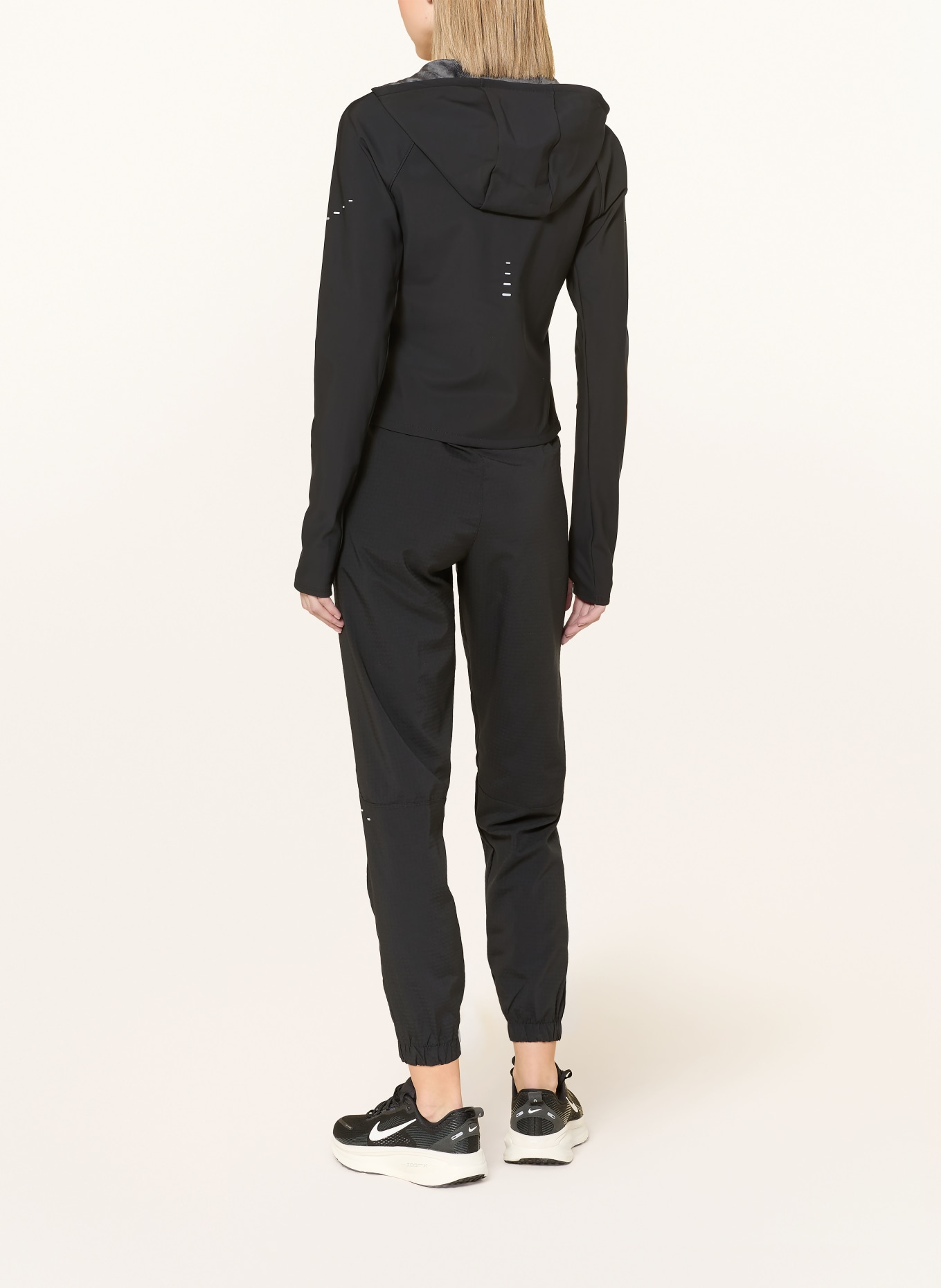 Nike Softshell-Laufjacke SWIFT: SCHWARZ