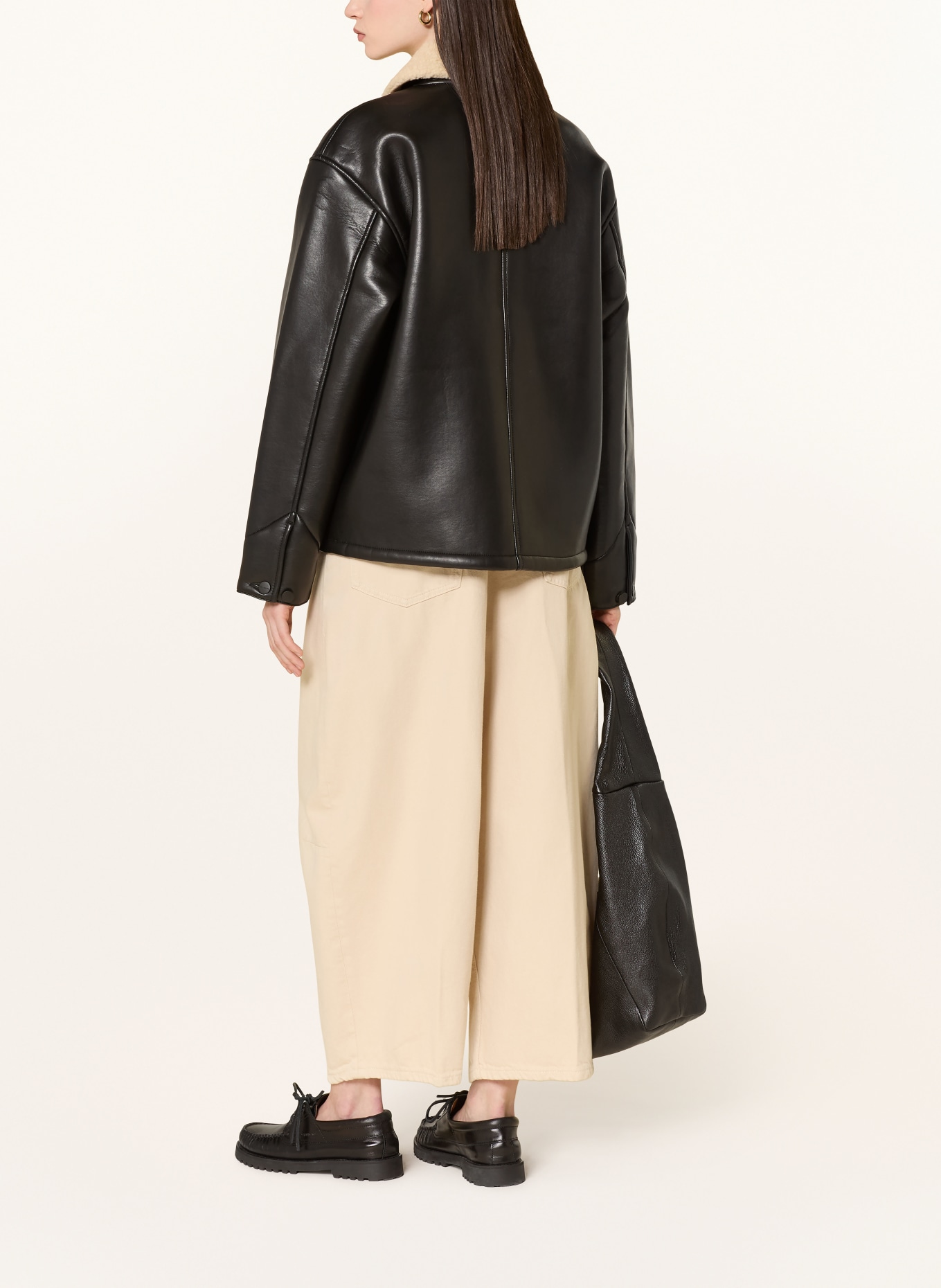 carhartt WIP Bunda SHEPTON v koženém vzhledu s umělou kožešinou: ČERNÁ / KRÉMOVÁ