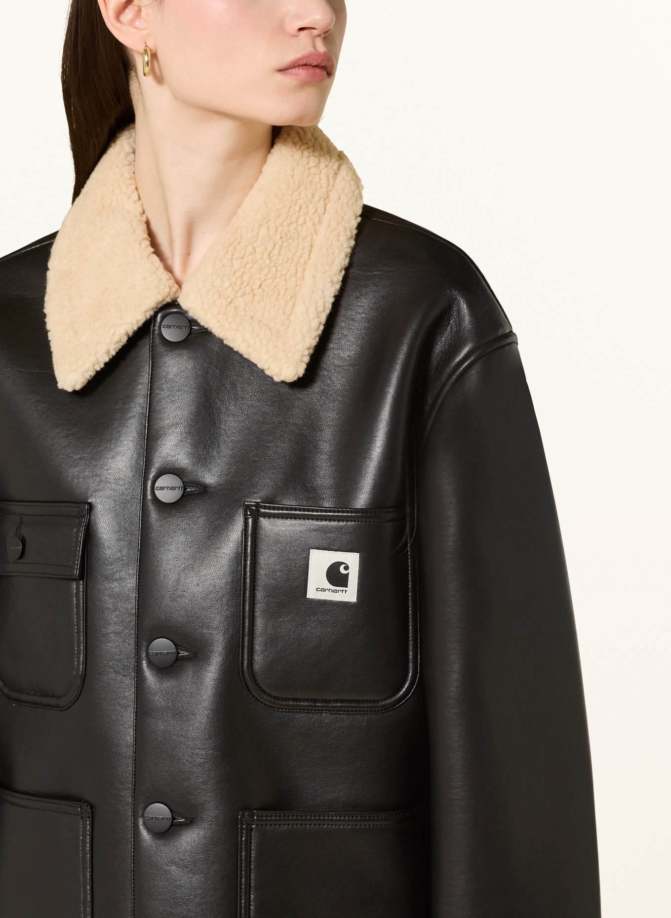 carhartt WIP Bunda SHEPTON v koženém vzhledu s umělou kožešinou: ČERNÁ / KRÉMOVÁ