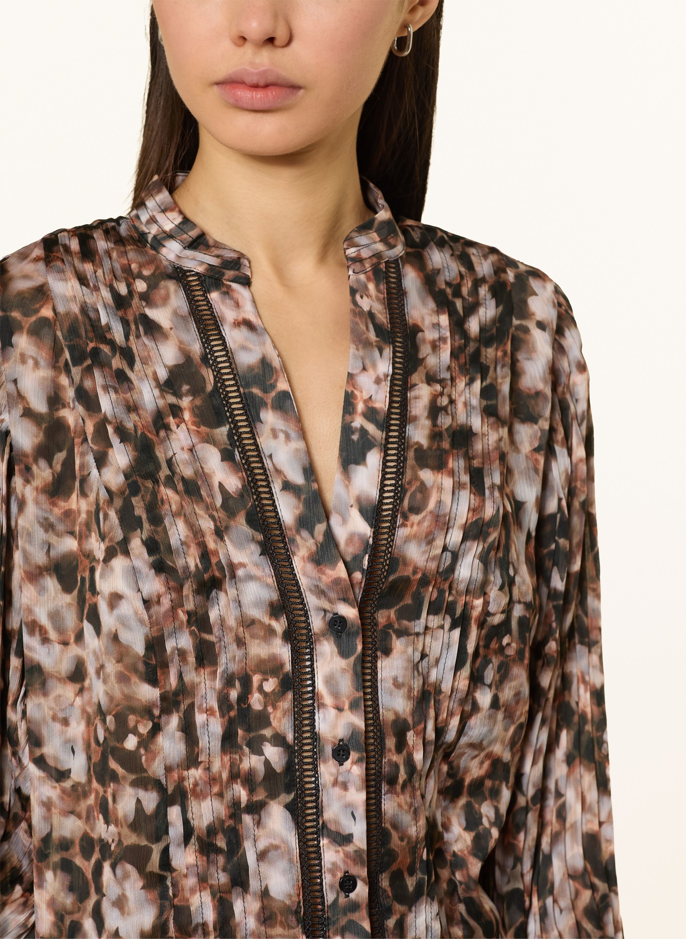 GUESS Bluse JOSETTE mit Plissees und Lochspitze: HELLGRAU / BRAUN / SCHWARZ