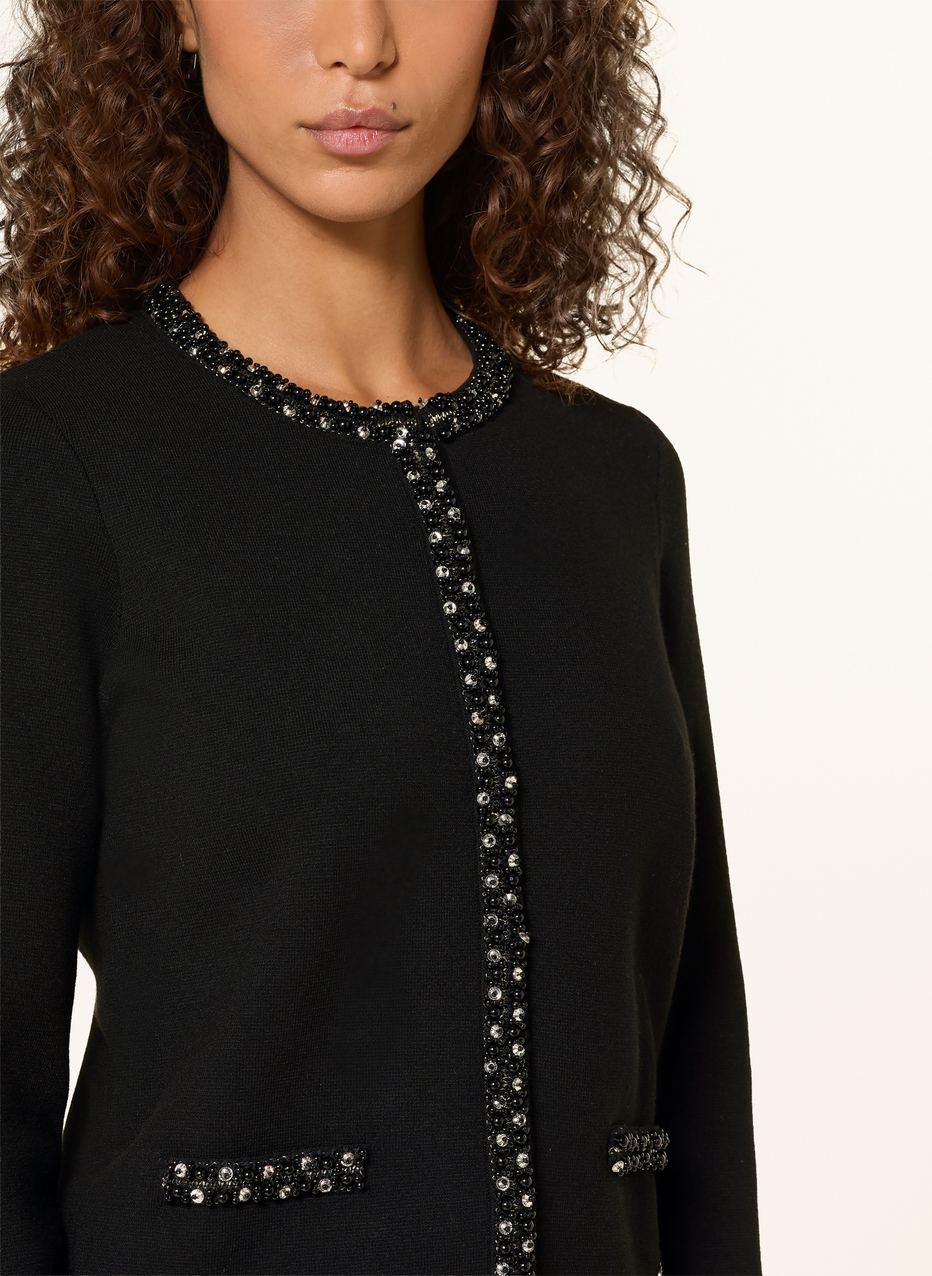 GUESS Strickjacke mit Schmucksteinen und Schmuckperlen: SCHWARZ